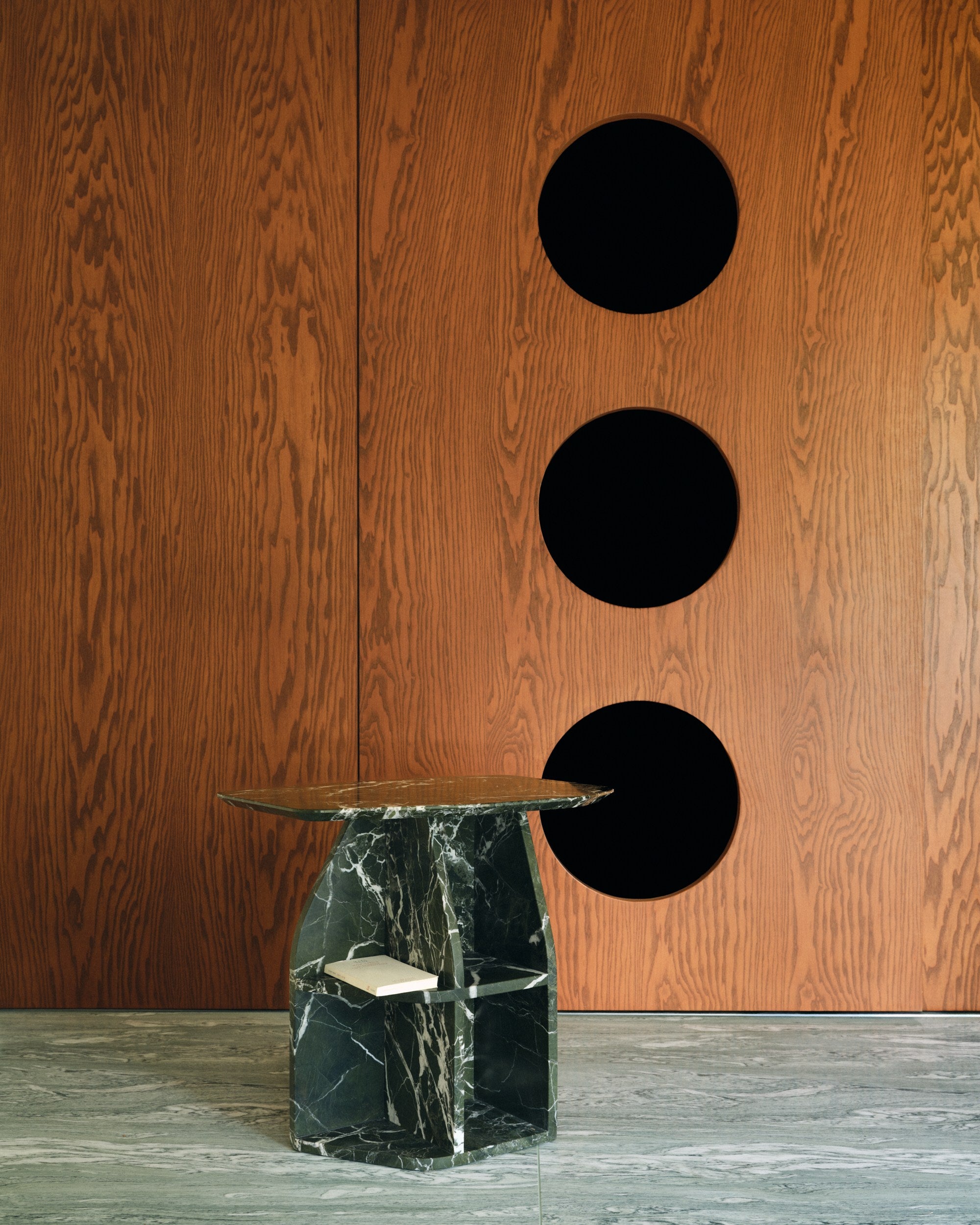 MATERA Side table in marble Verde Alpi — lifestyle setting
