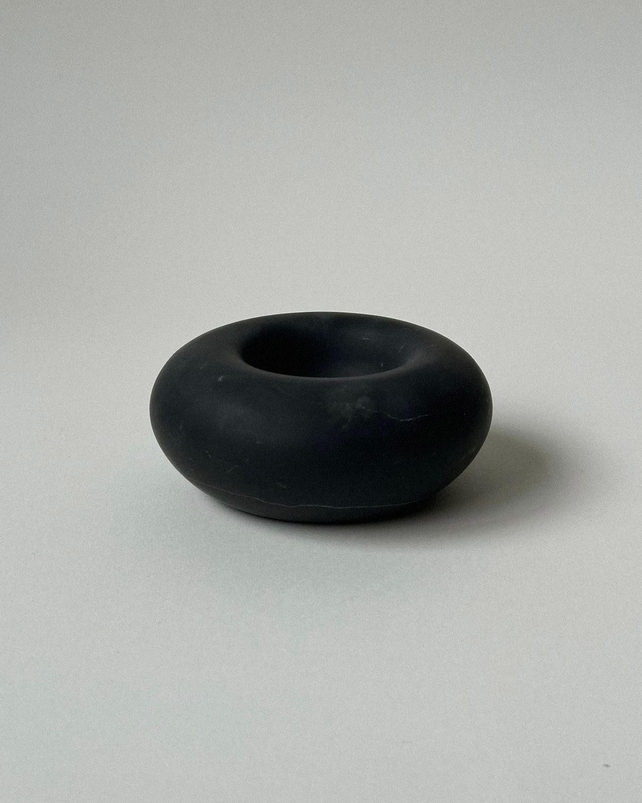 NIMIA' bowl — close-up of matte black ceramic surface