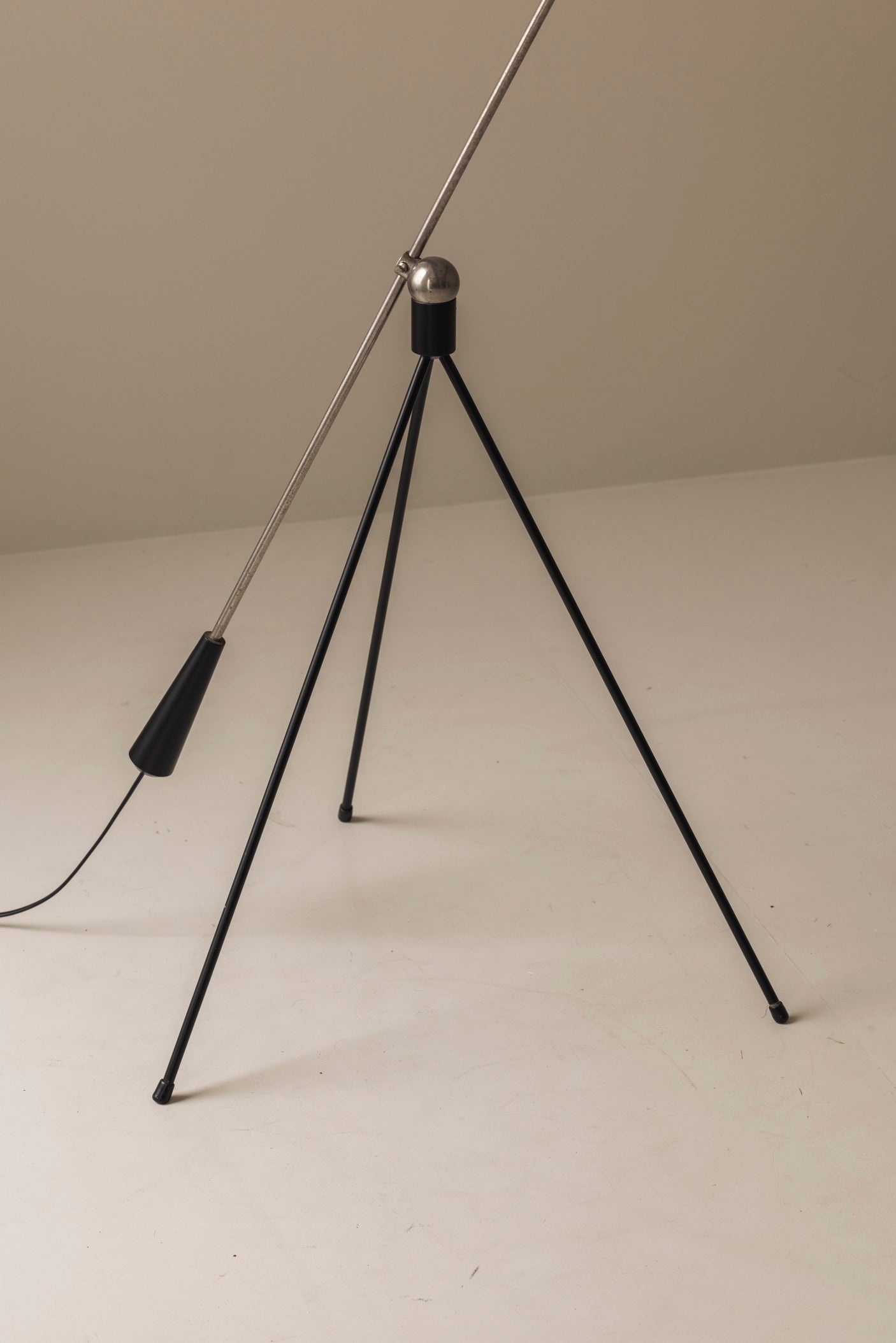 Early'Magneto' Floor Lamp by H. Fillekes for Artifort, the Netherlands 1954 — close-up of black metal tripod base