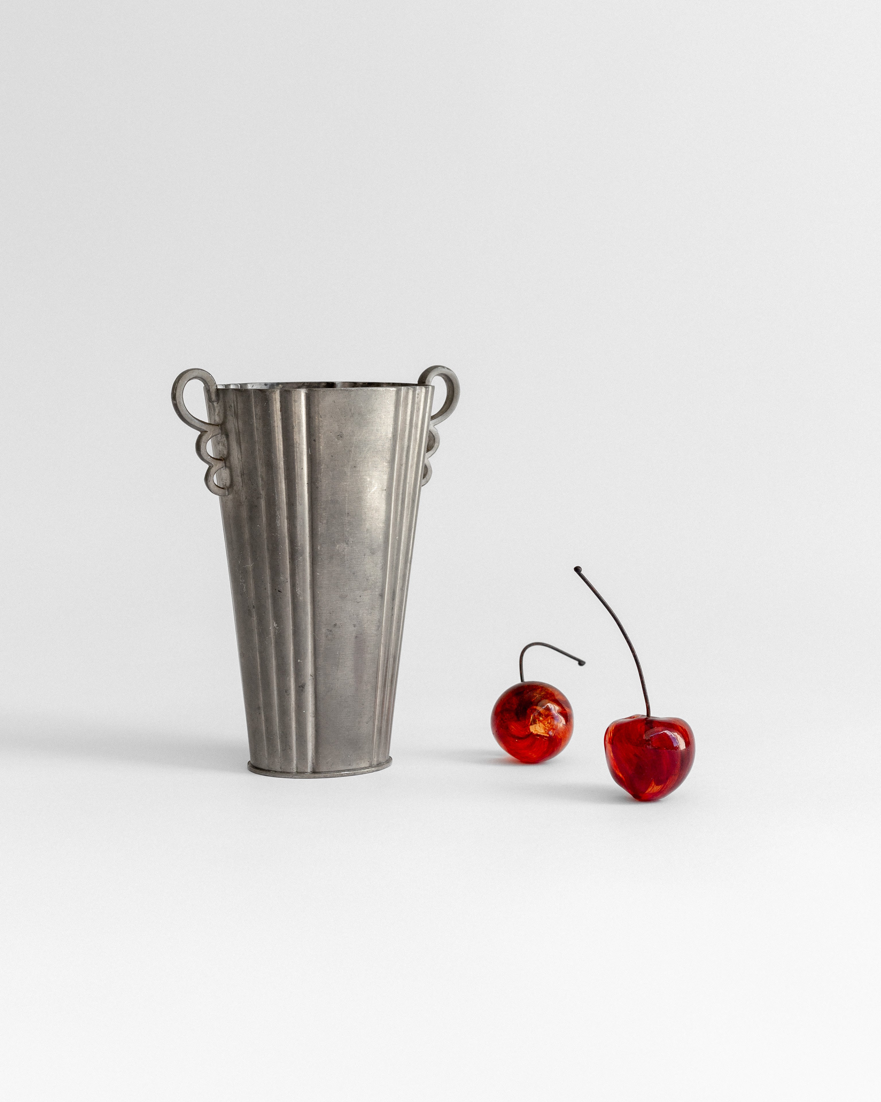 Modernist Pewter Vase by Sylvia Stave, 1935, Sweden by Spigel | The Oblist
