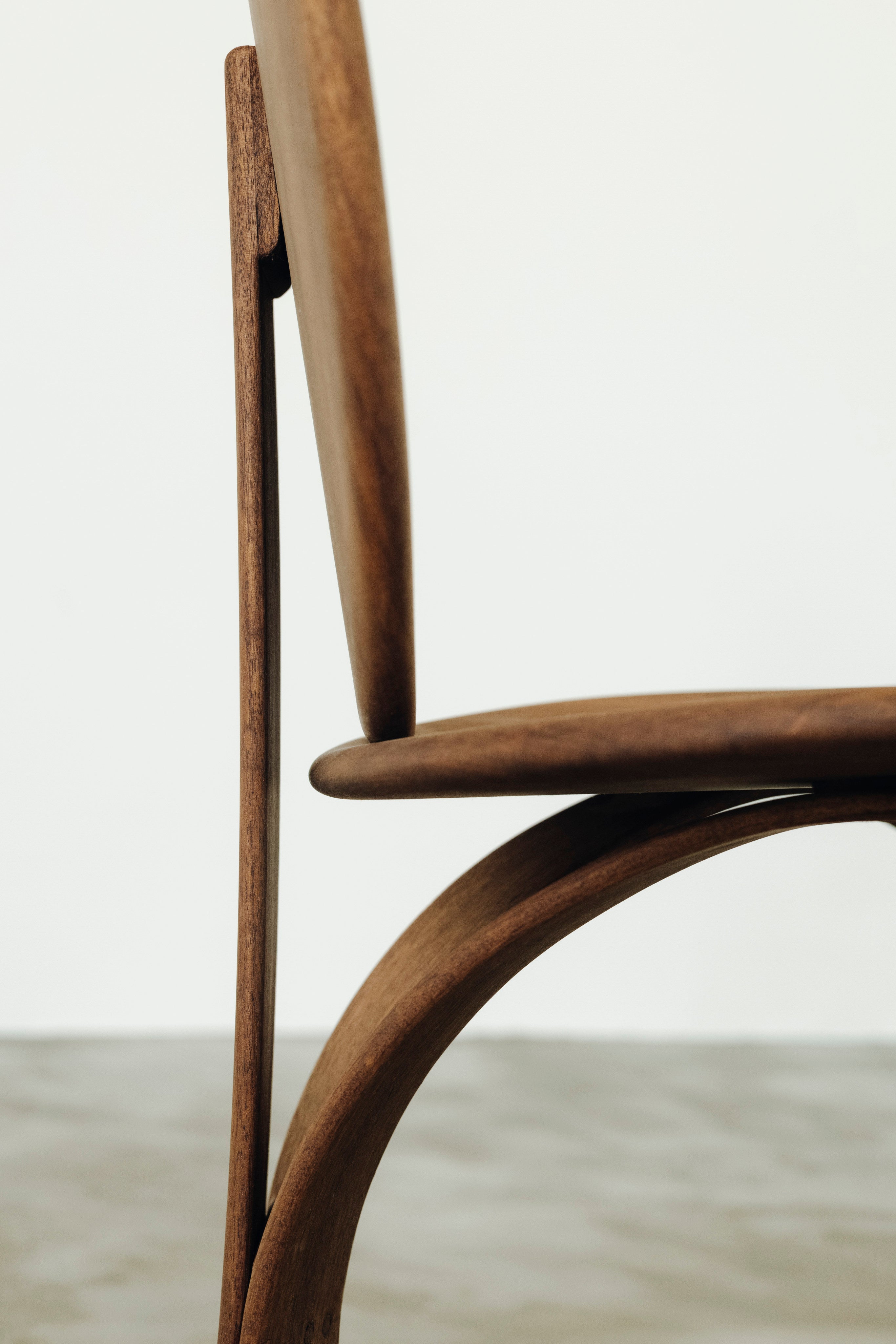 Yara' Chair — side profile highlighting curved wooden structure