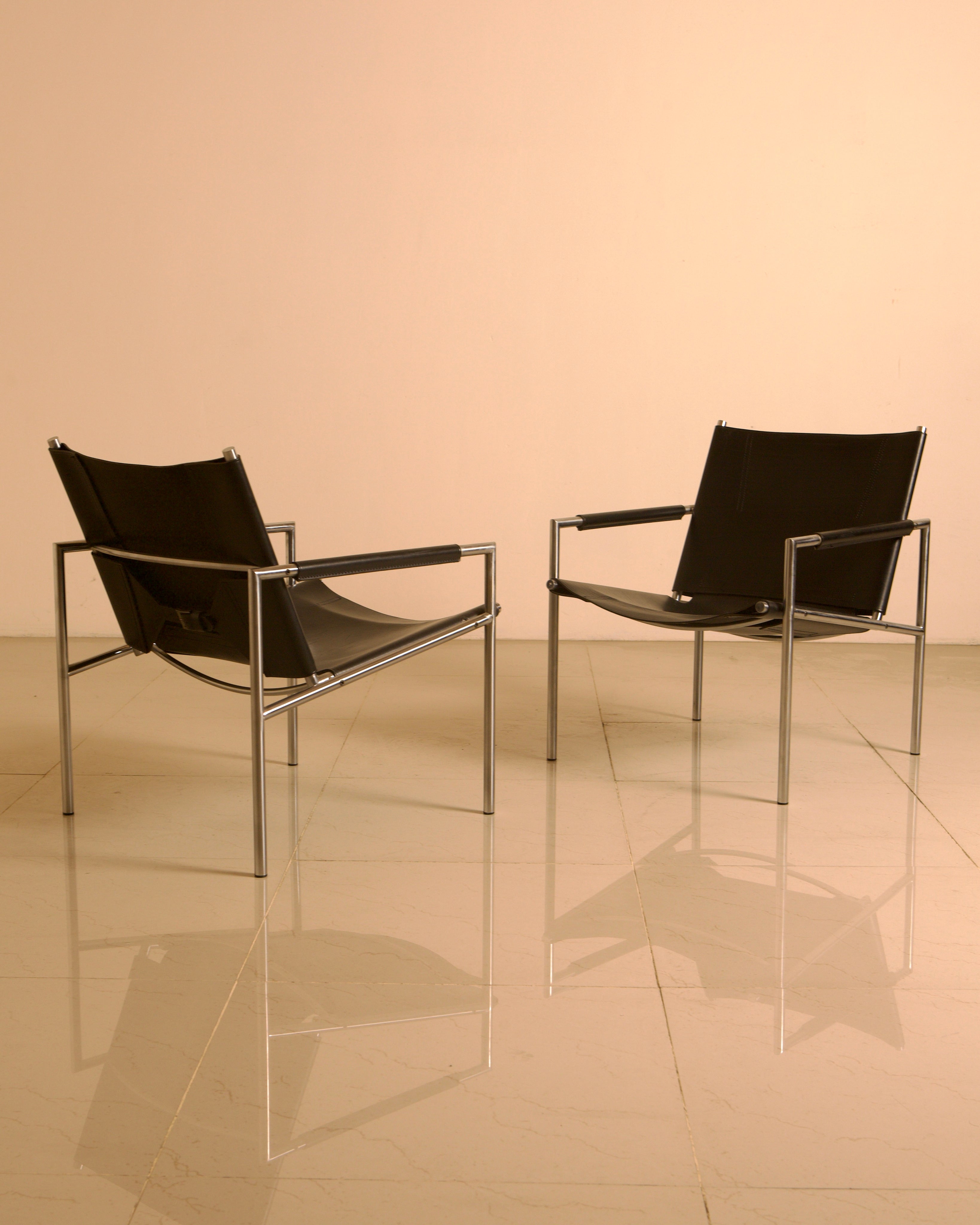Pair of "SZ02" armchairs in black leather by Martin Visser for Spectrum 80's — close-up