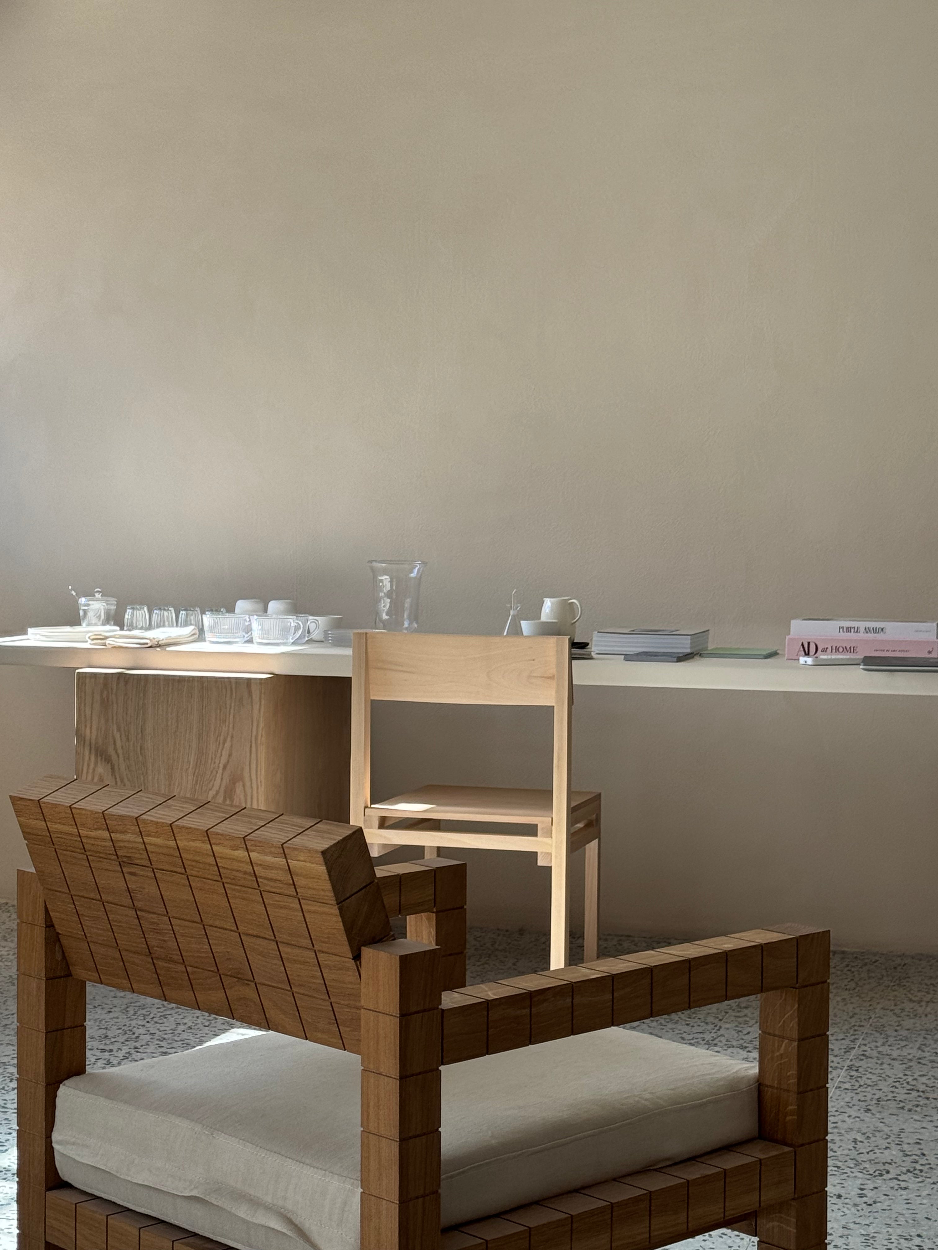 Canoa Studio Table 'Madeira' — side angle