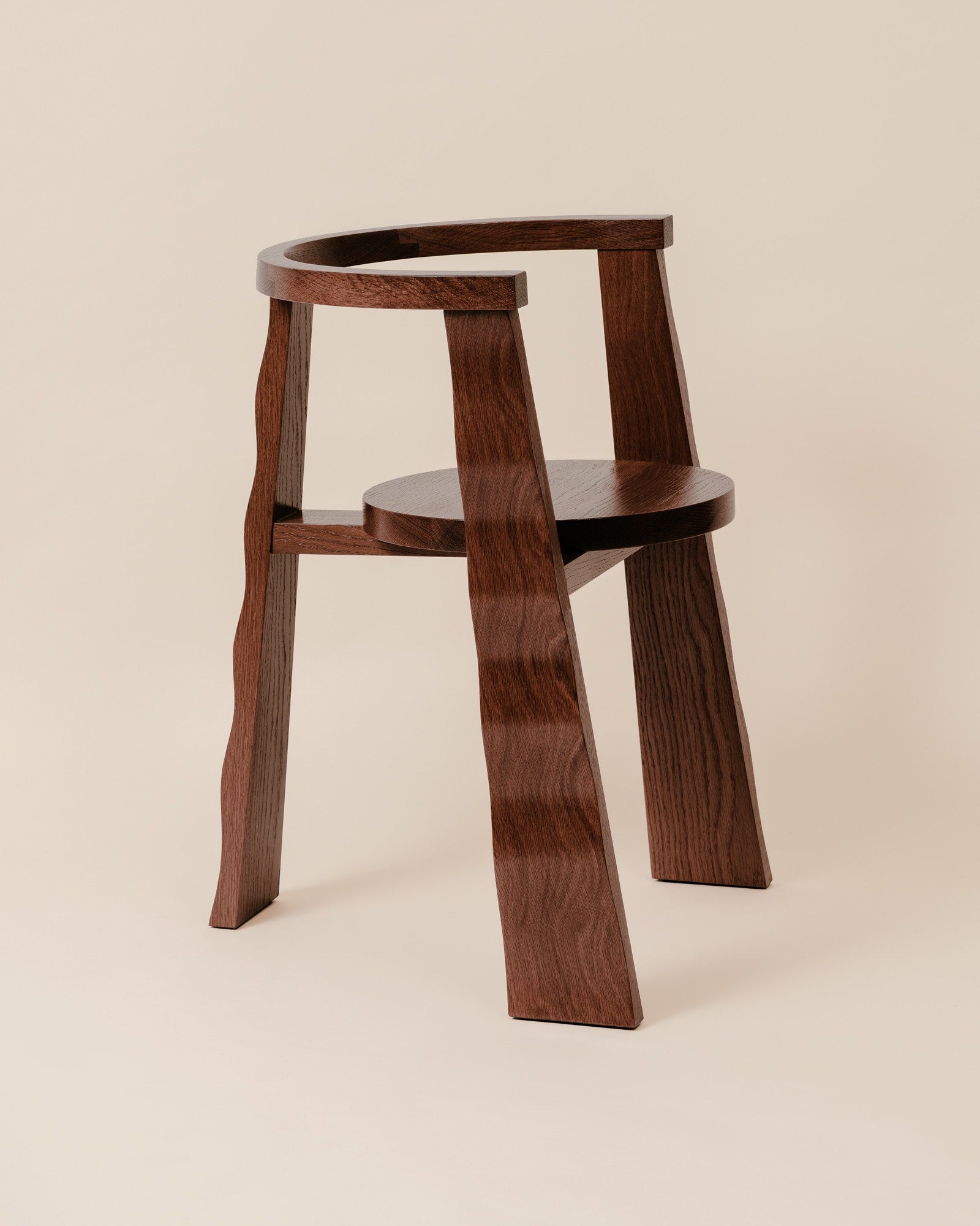 Contemporary wooden Puro chair with curved backrest and splayed legs