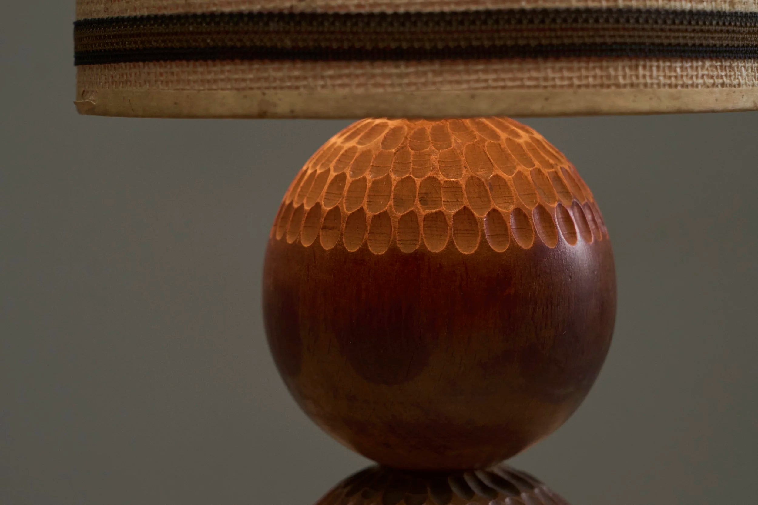 Wonderful Table Lamp in Carved Wood with Shade in Woven Jute 1960s — detail view