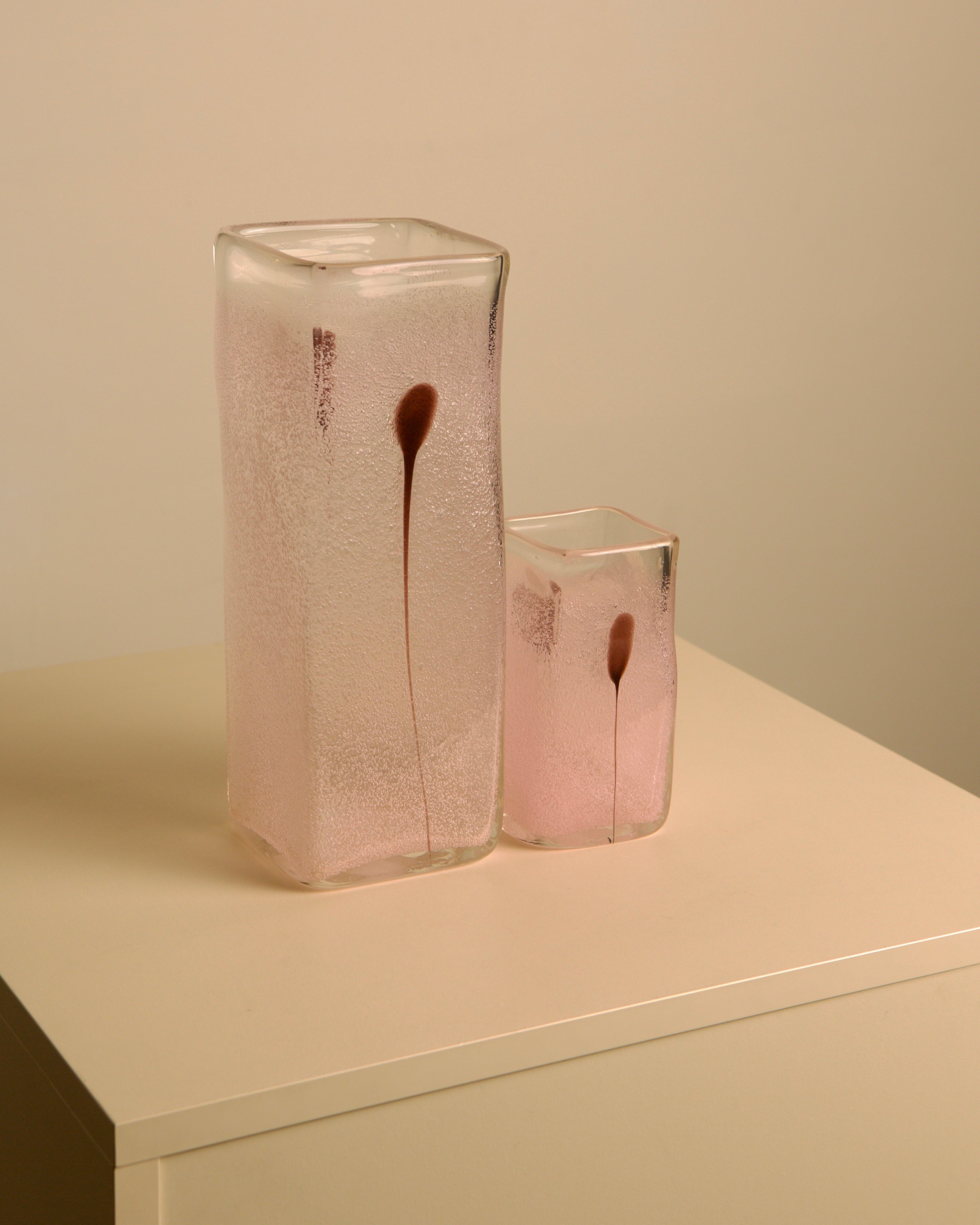 Pair of Italian 80s Murano glass and purple feather vases — detail view