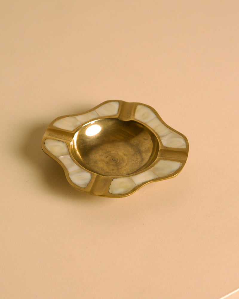 Italian "Art Deco" ashtray in brass and mother-of-pearl, 30s — detail view