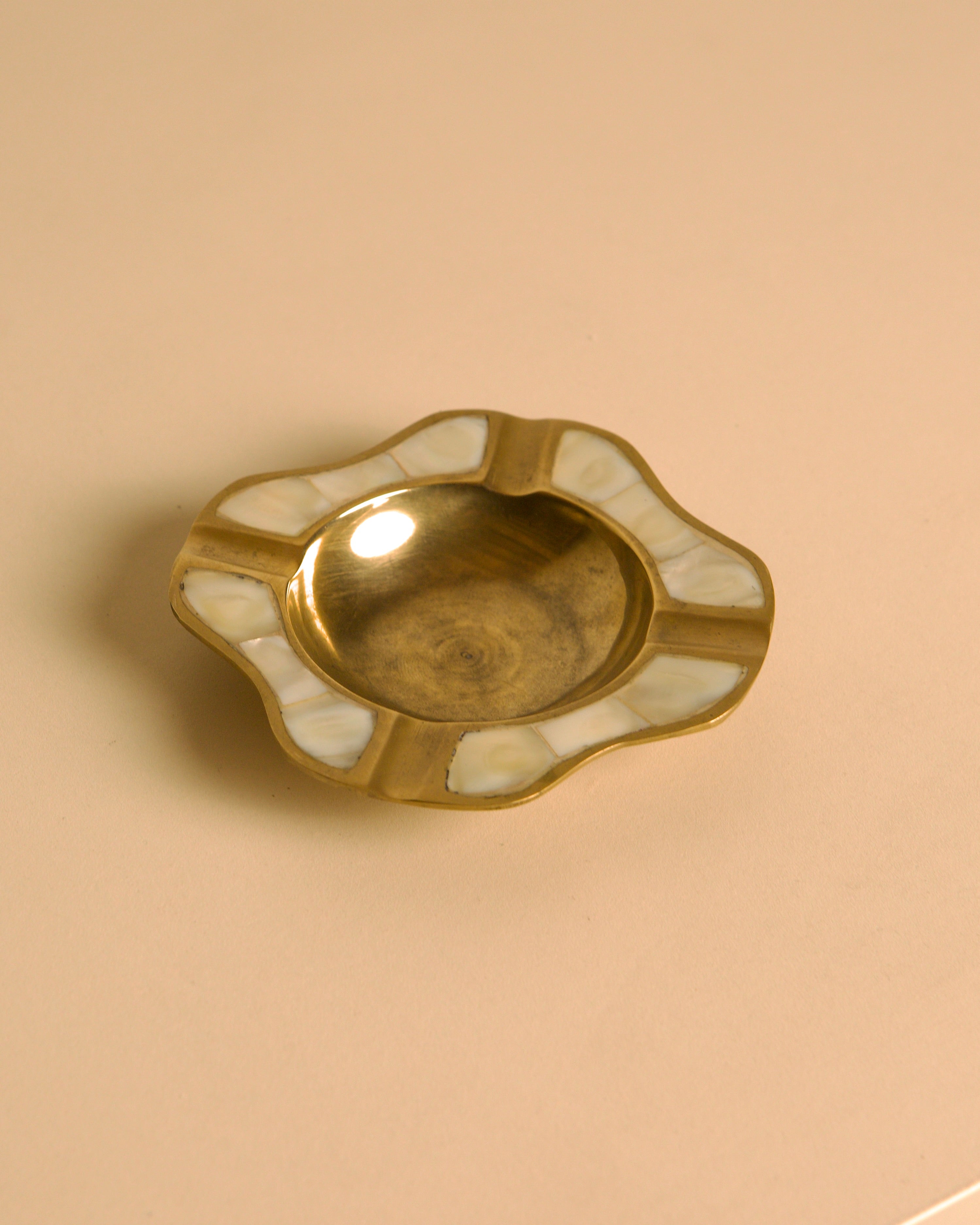 Italian "Art Deco" ashtray in brass and mother-of-pearl, 30s — detail view
