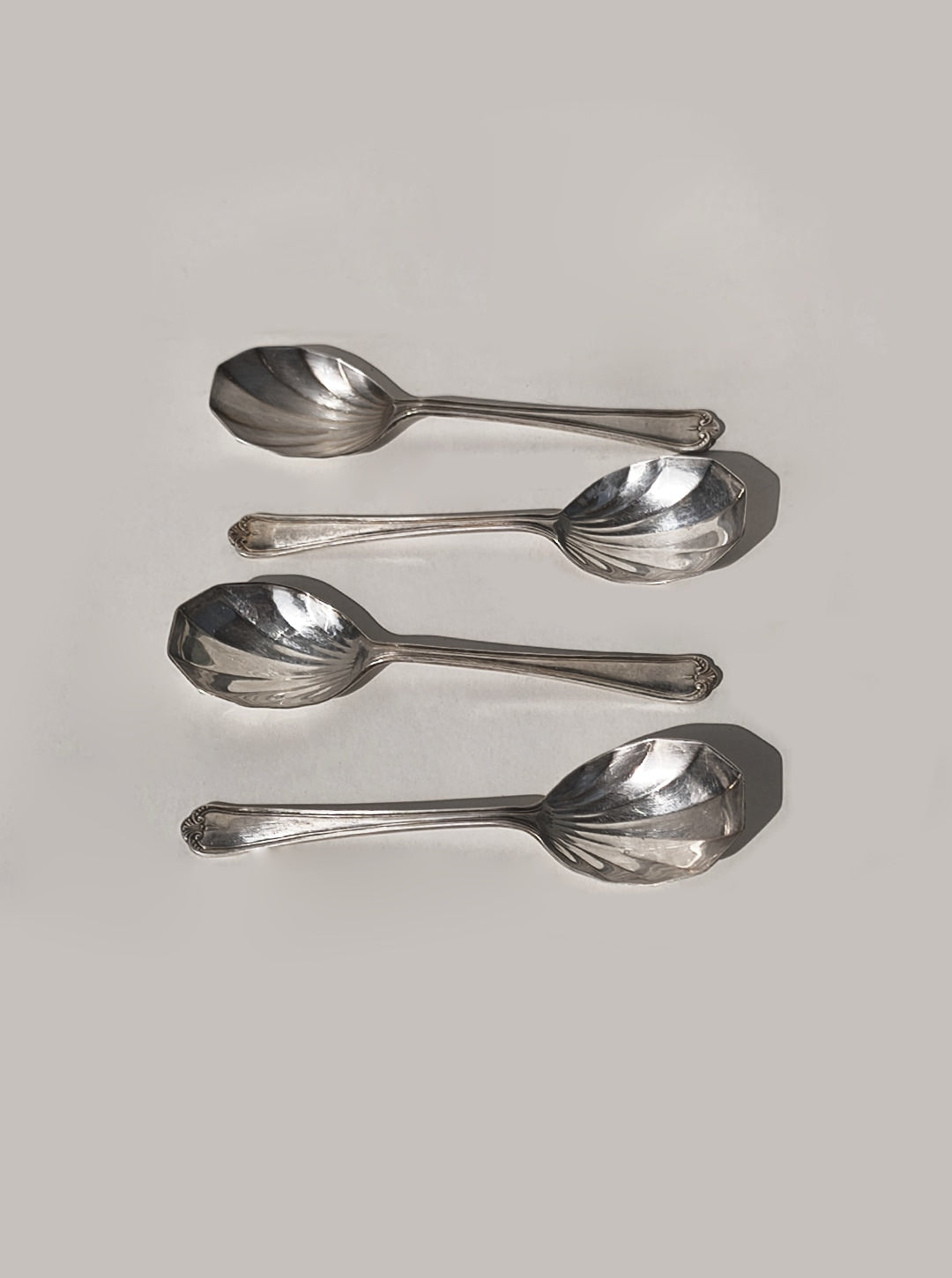 Ensemble de 4 cuillères en forme de coquillage plaquées argent