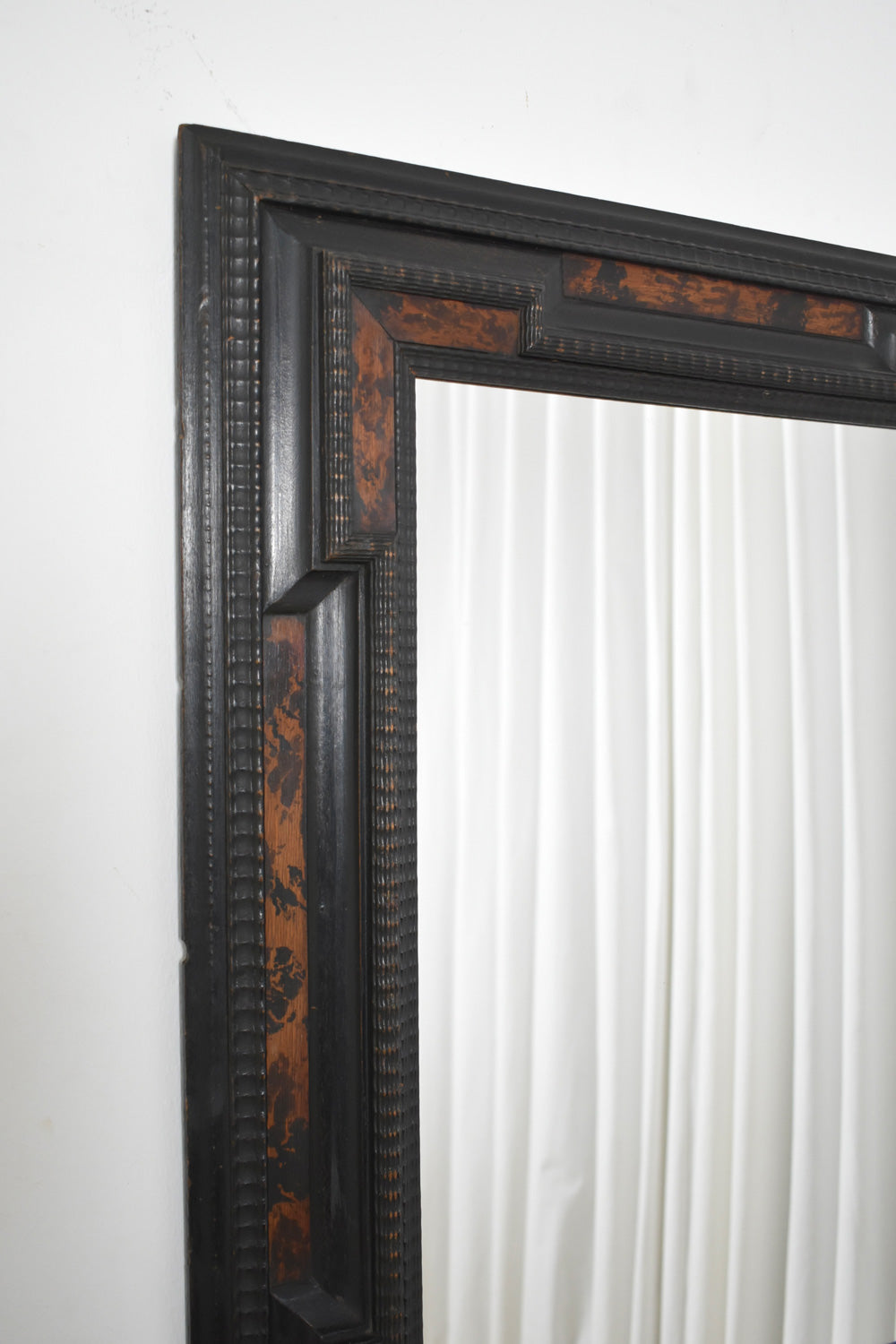 Carved ebonised wood mirror & trompe l'oeil tortoiseshell, XIXth c. — close-up