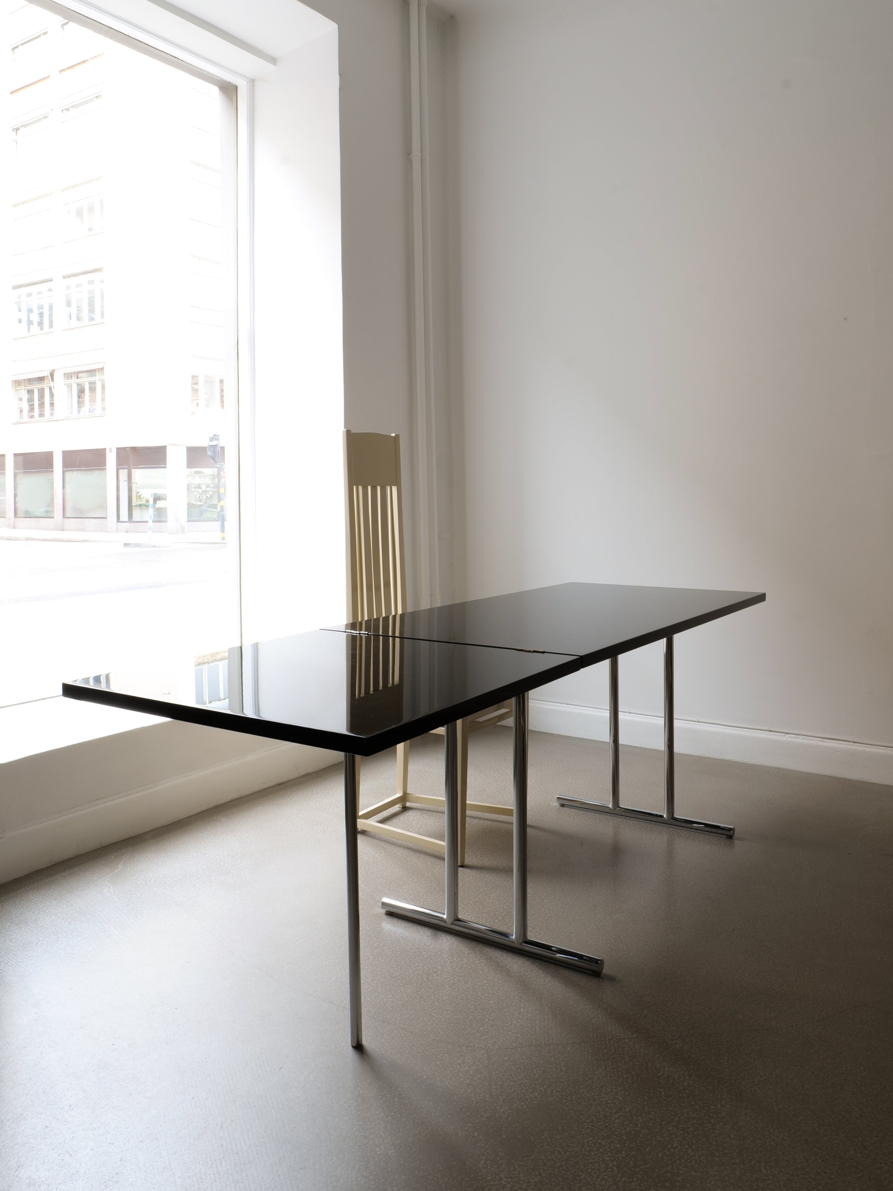Table extensible Lou Perou par Eileen Grey