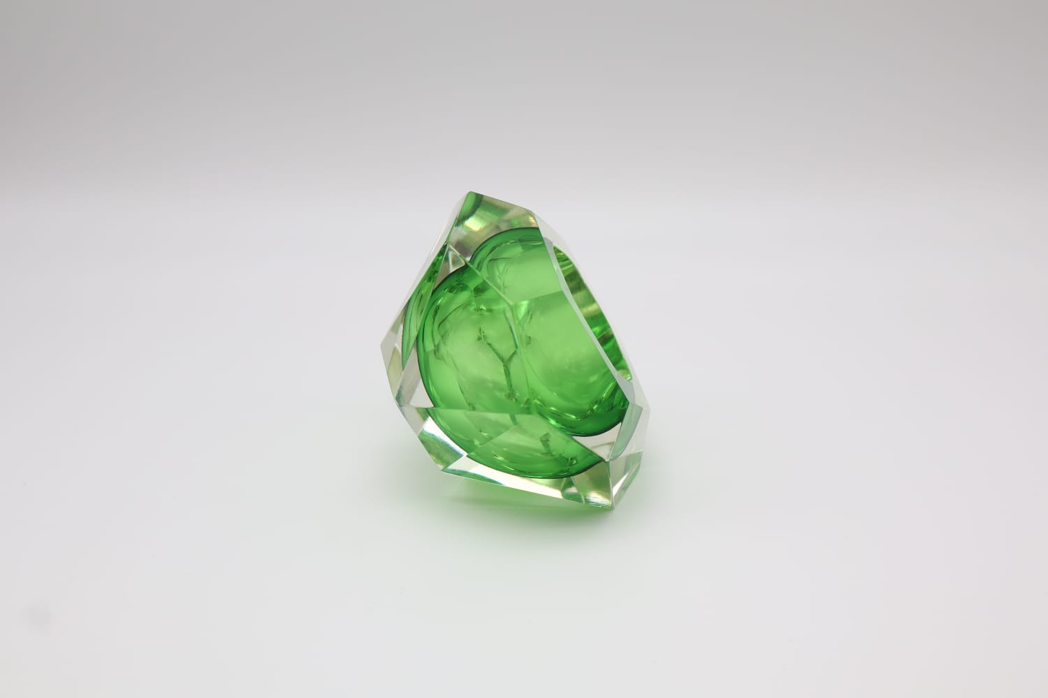 Mid-Century Murano 'Sommerso' Faceted Glass Diamond Ashtray by Flavio Poli for Seguso, 196 — detail view