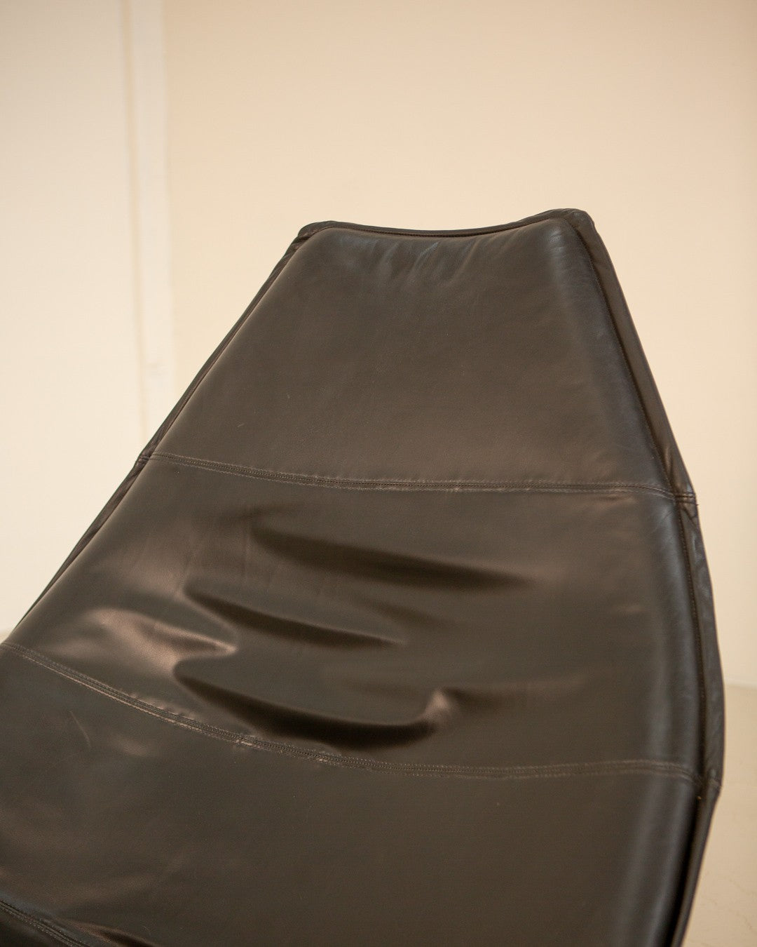 Close-up detail of black leather seat F510 armchair by Harcourt