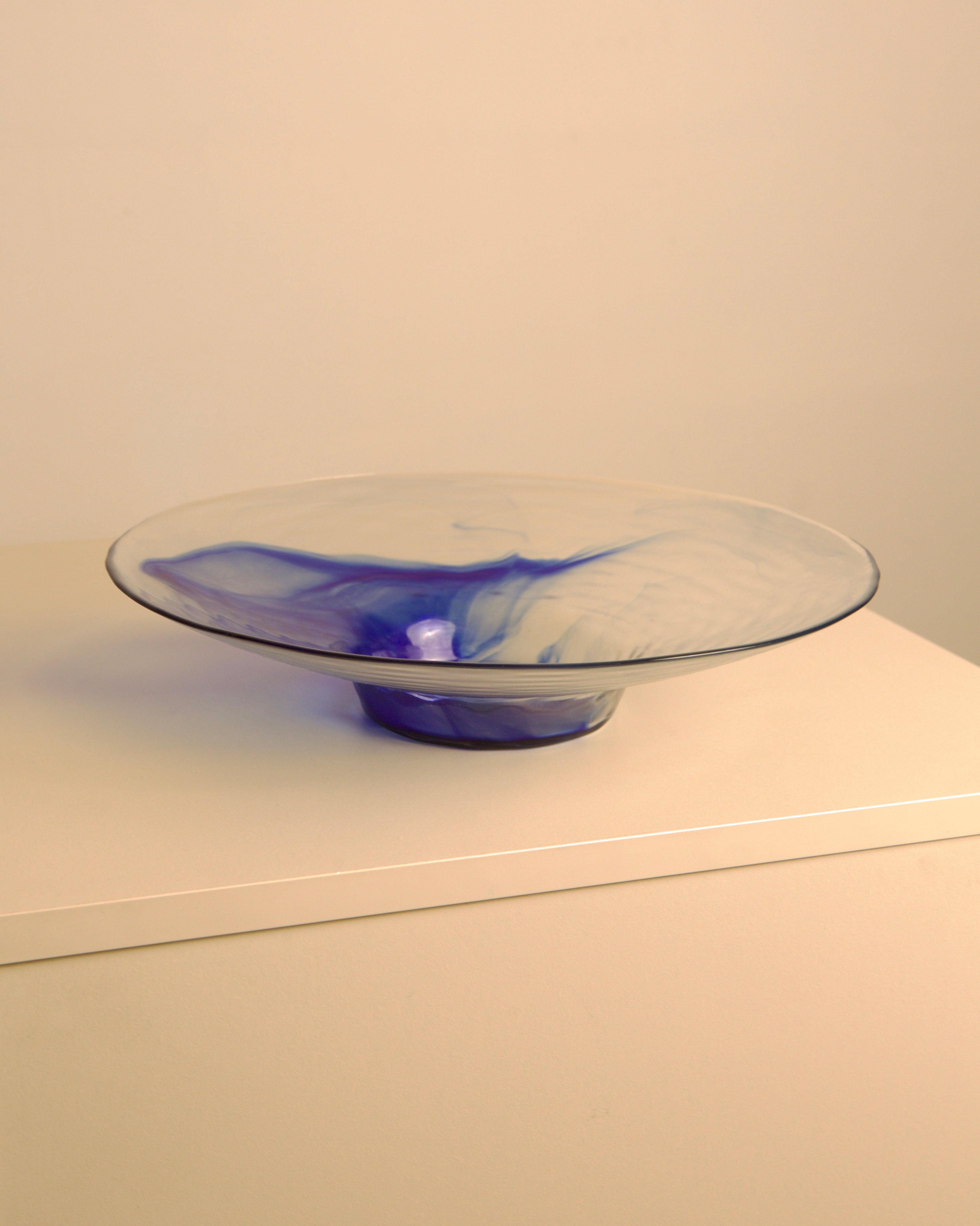 Large 80s Italian circular dish in transparent and blue wavy glass — close-up