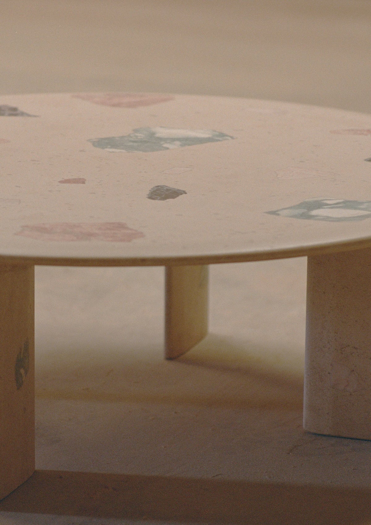 DISCUS TABLE — side angle