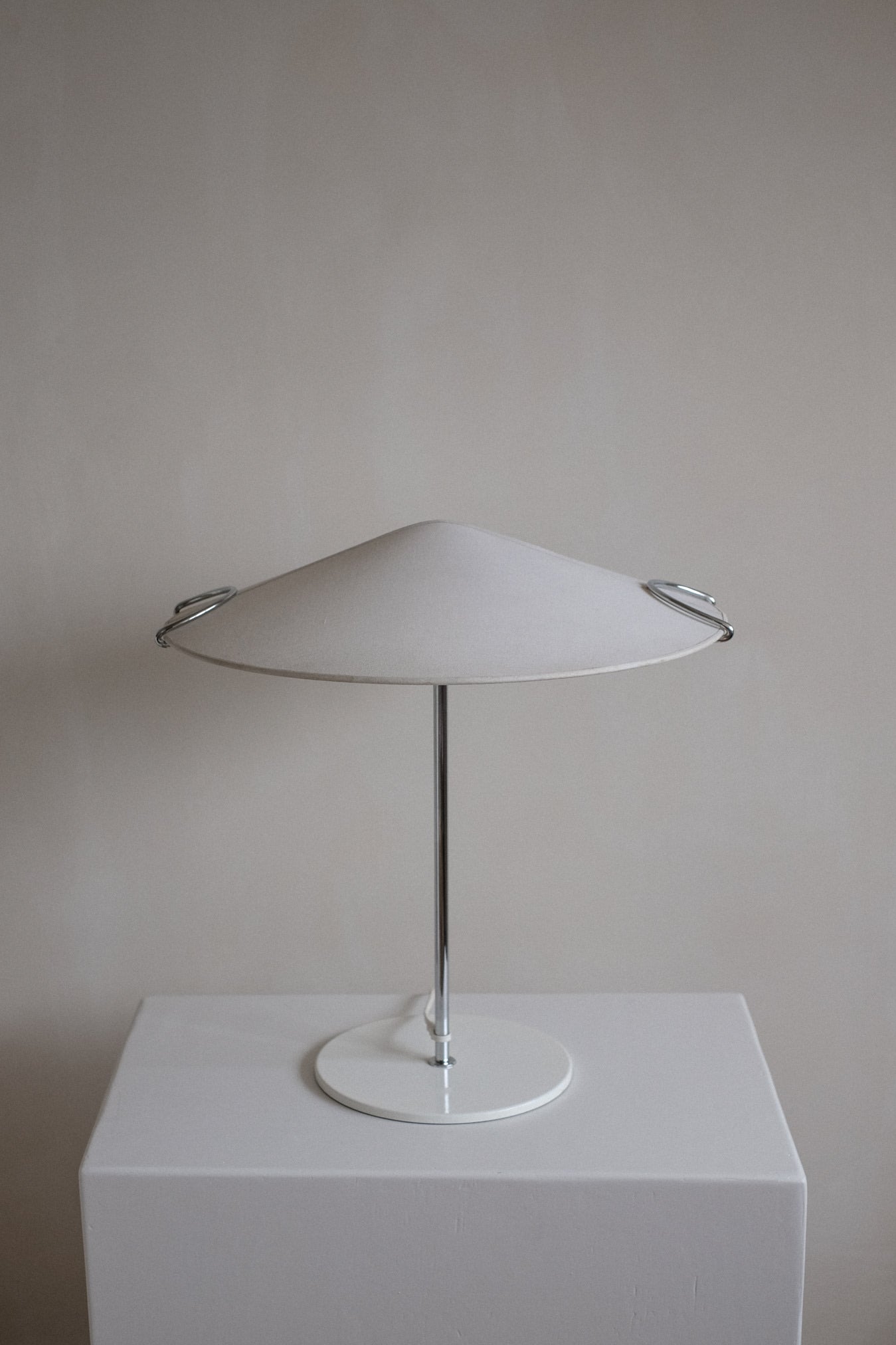 Cello" Table Lamp 1980s — close-up of white fabric shade and chrome base