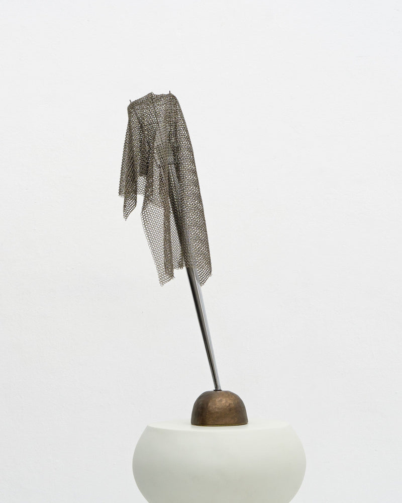 Ecate table lamp metallic mesh shade on bronze base detail