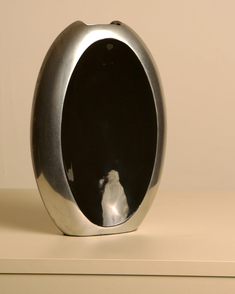 Italian Vase in Aluminum and Black Enamel, 80s — close-up of shiny black and silver surface