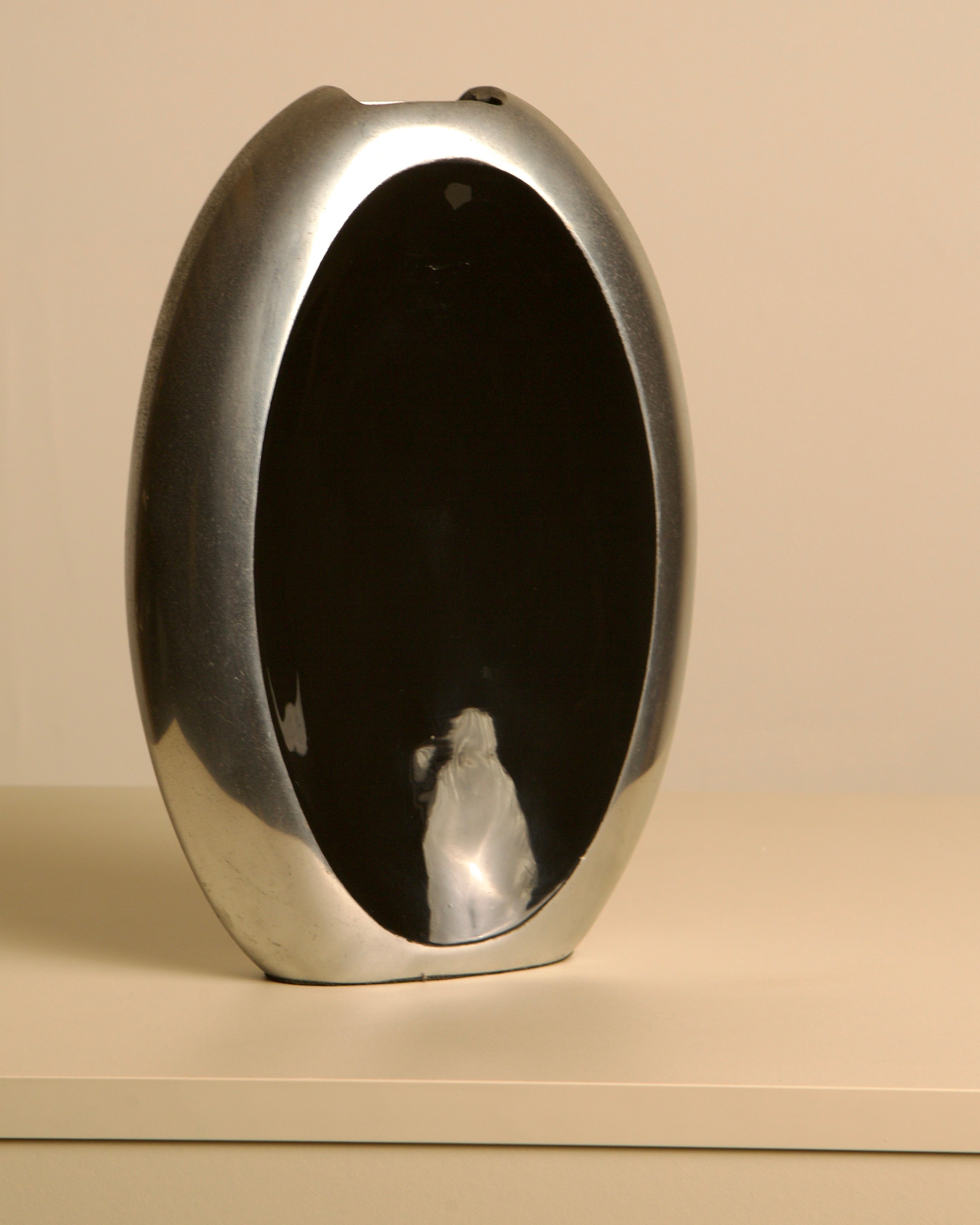 Italian Vase in Aluminum and Black Enamel, 80s — close-up of shiny black and silver surface