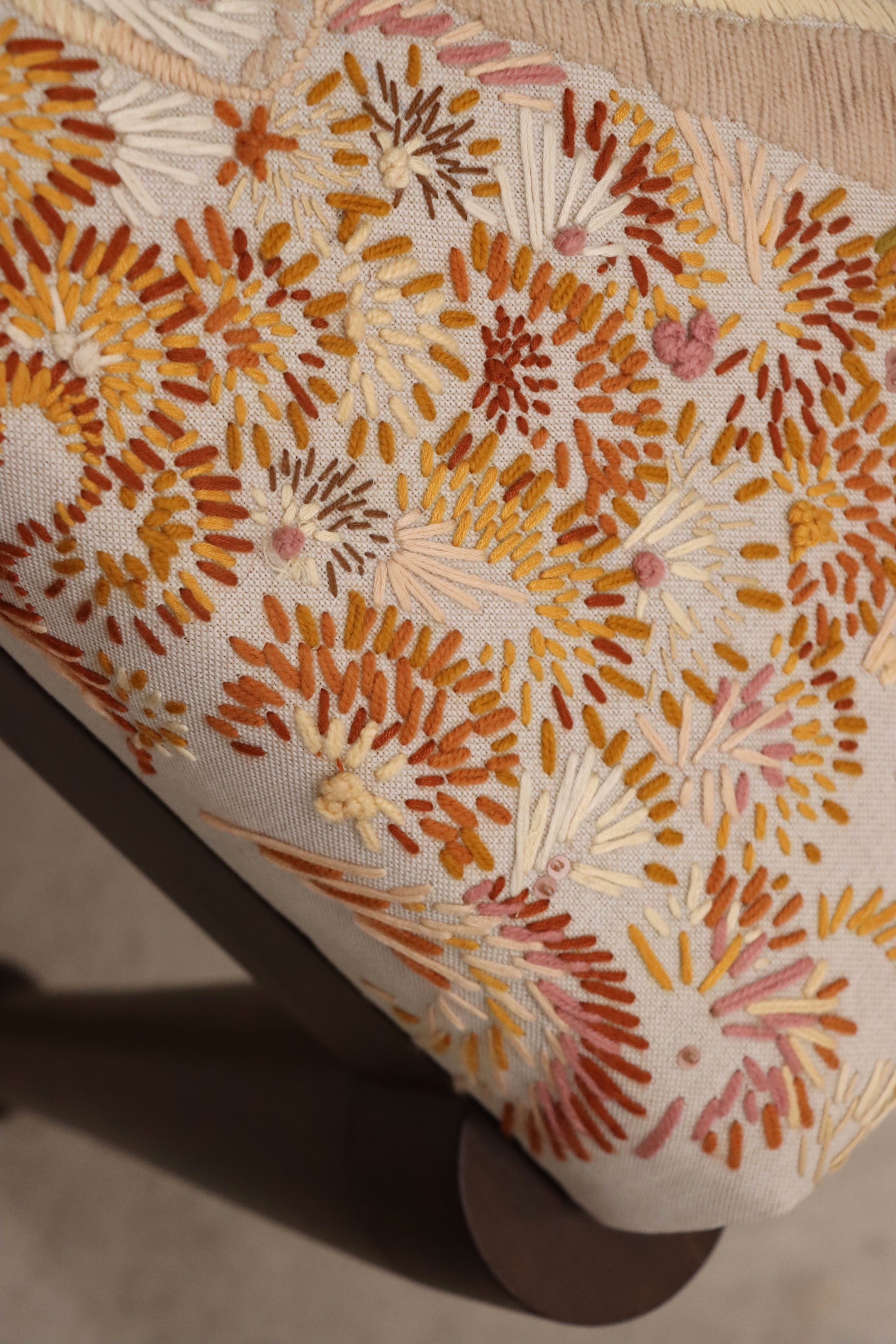 SIMORGH II – Noyer massif avec rembourrage brodé à la main – Sculptural