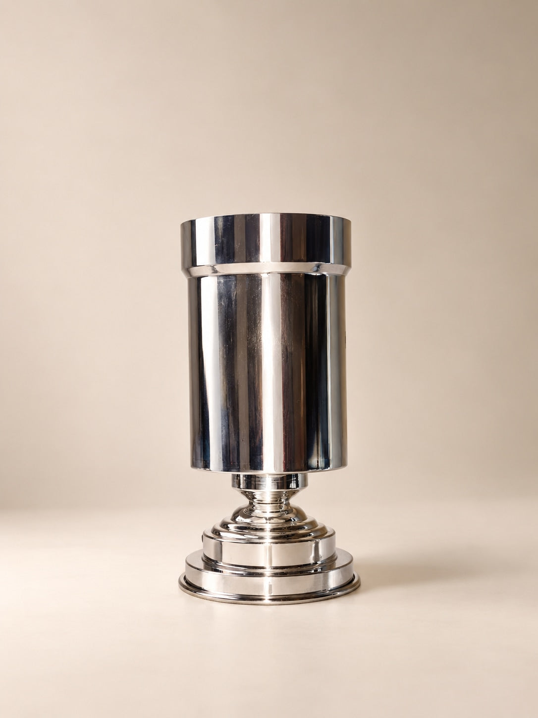 Amphora Mini – Sculptural Vase Holder in Mirror-Polished Aluminium — lifestyle setting