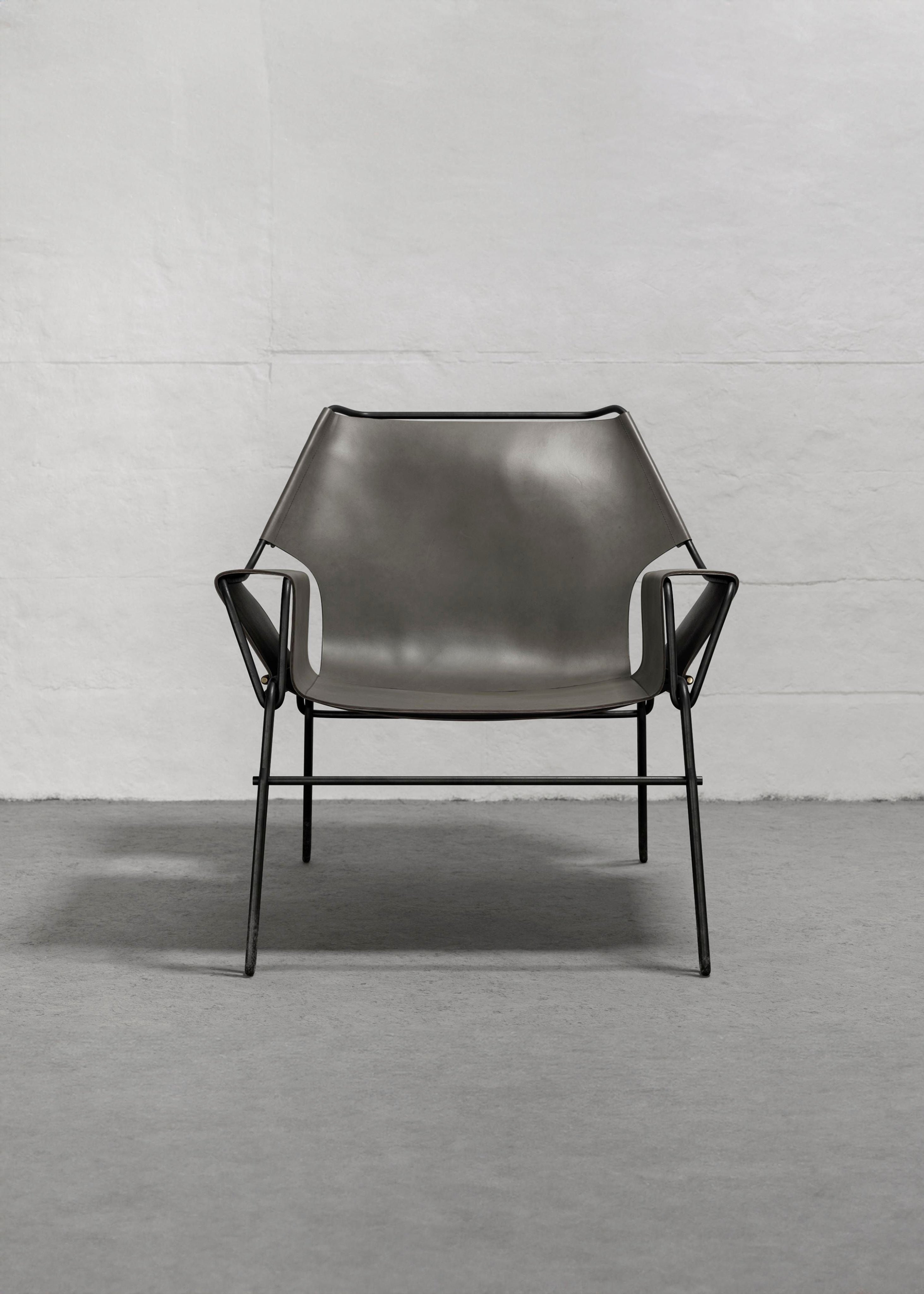 PERFIDIA_02 Olivo Thick Leather Sling Lounge Chair — lifestyle setting