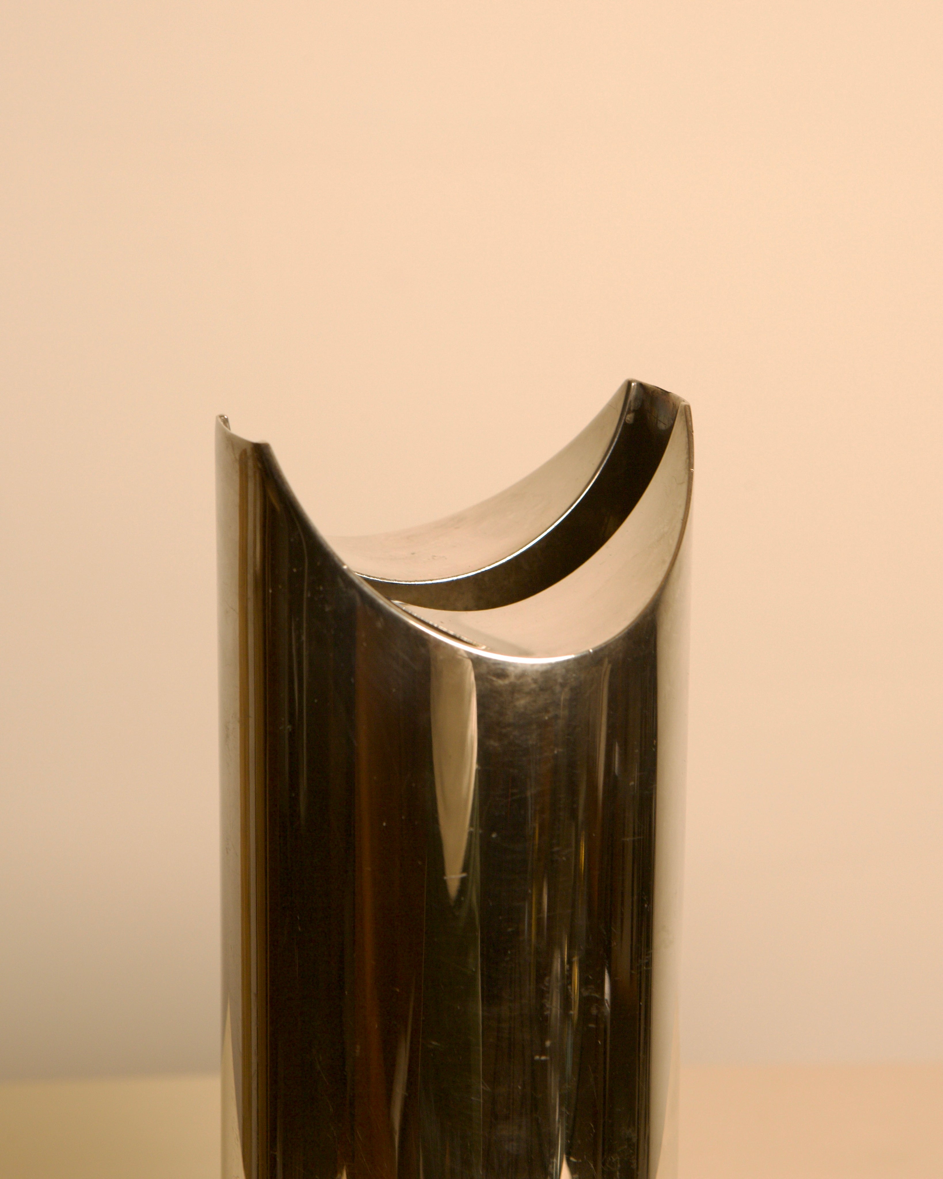 "Ohun Ohara" silver-plated vase by Lino Sabattini, Italy, 1980s — detail view
