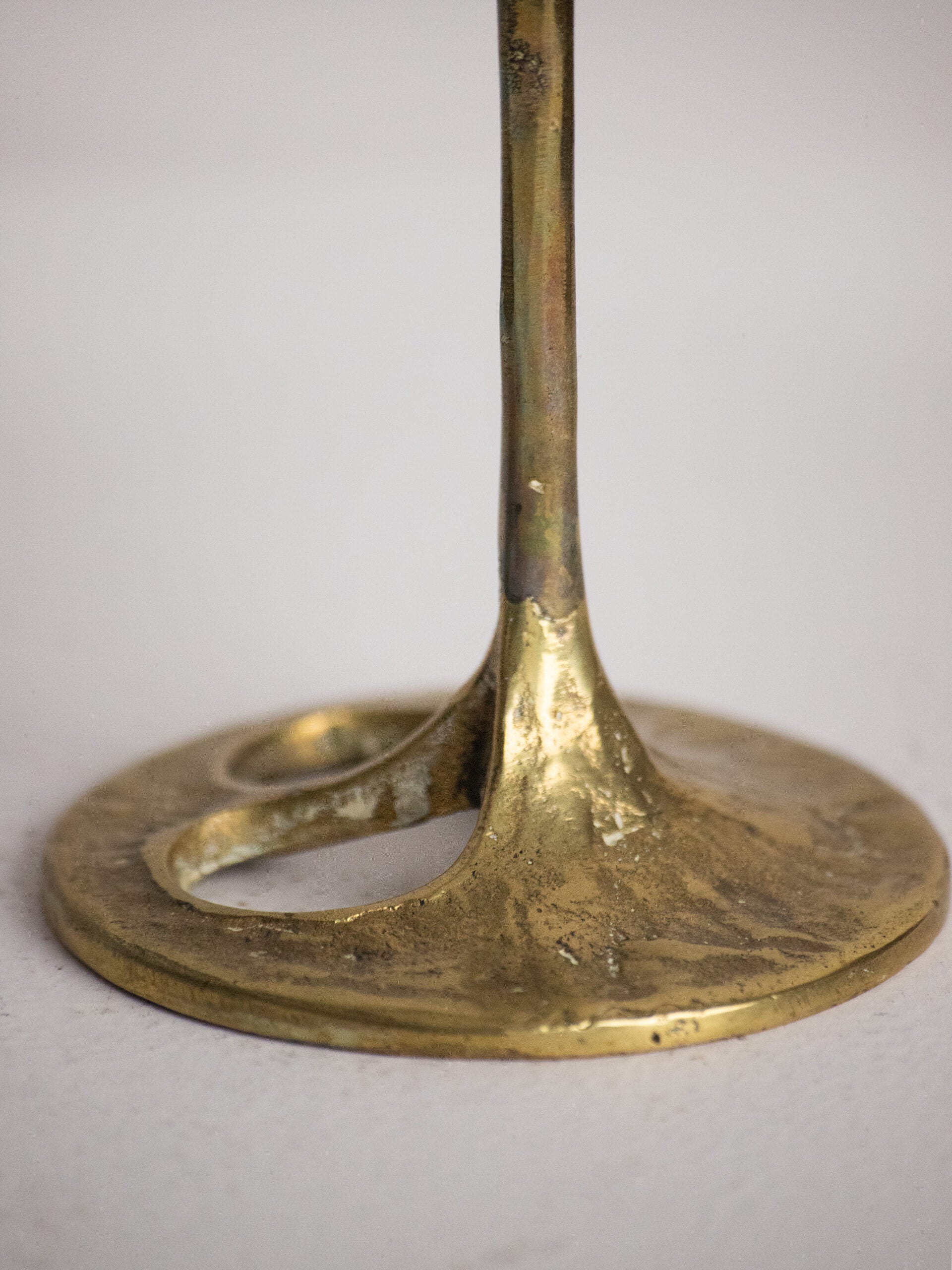 Pair of Brass Serpentine-Arm Candelabra, Organic Brutalist Style, Attributed to Kurt Jesch, Austria 1960s — close-up