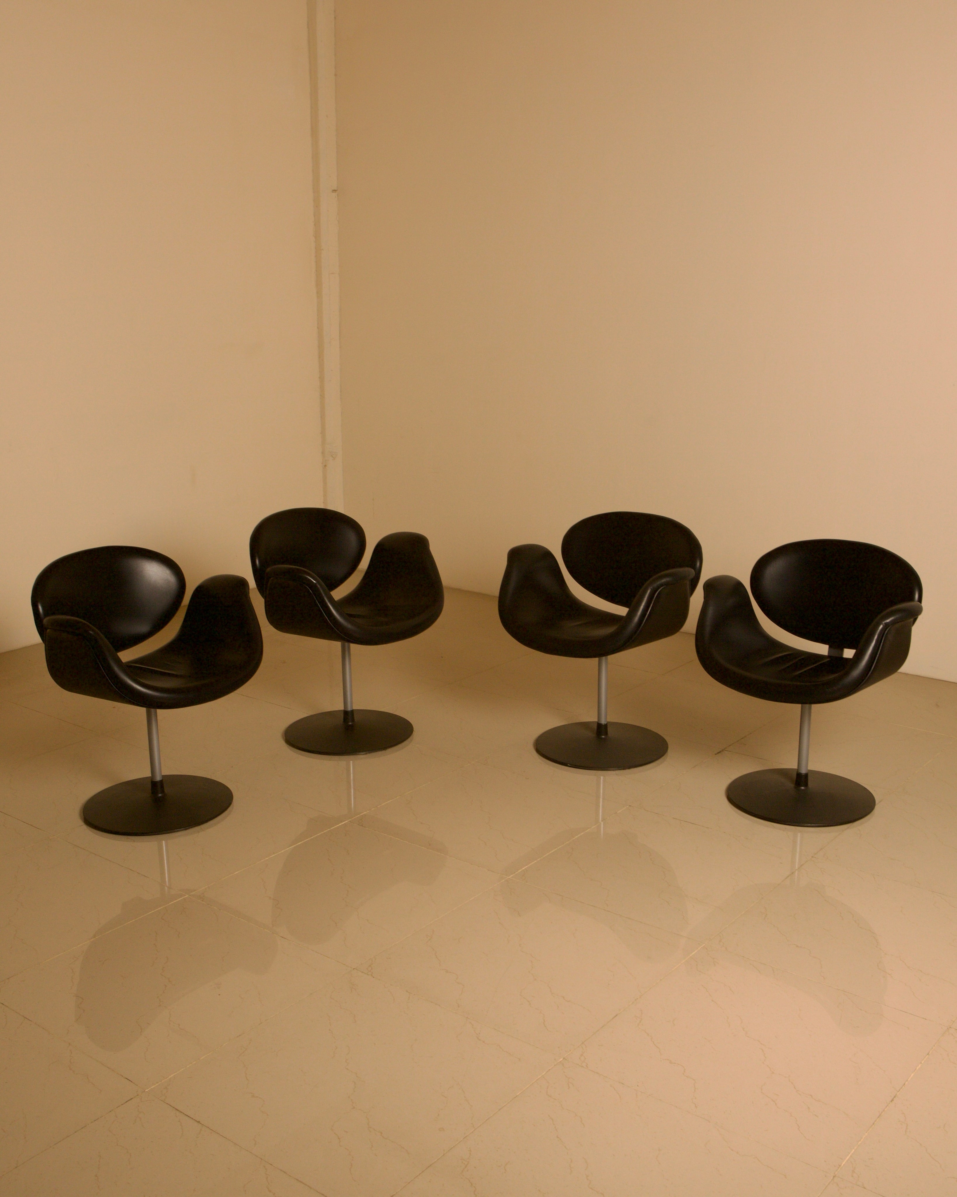 Set of 4 "Little Tulip" black armchairs by Pierre Paulin for Artifort 80s by Treaptyque | The Oblist