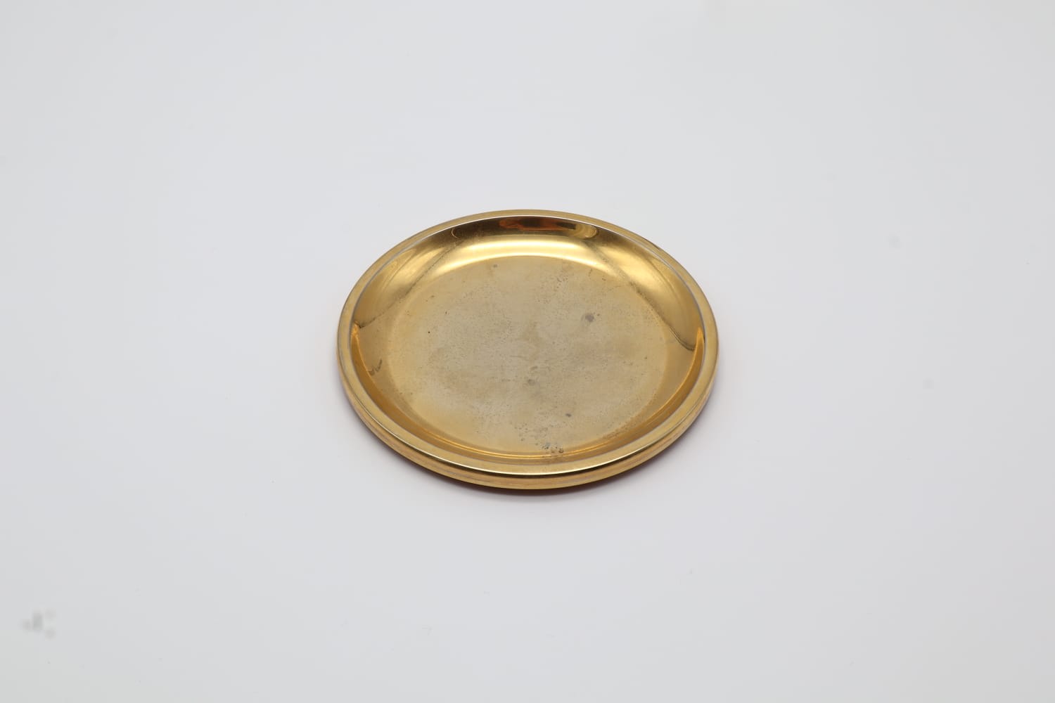 1970s Italian Vintage 'Pyramid' Vide-Poche in Lucite & Brass — side angle