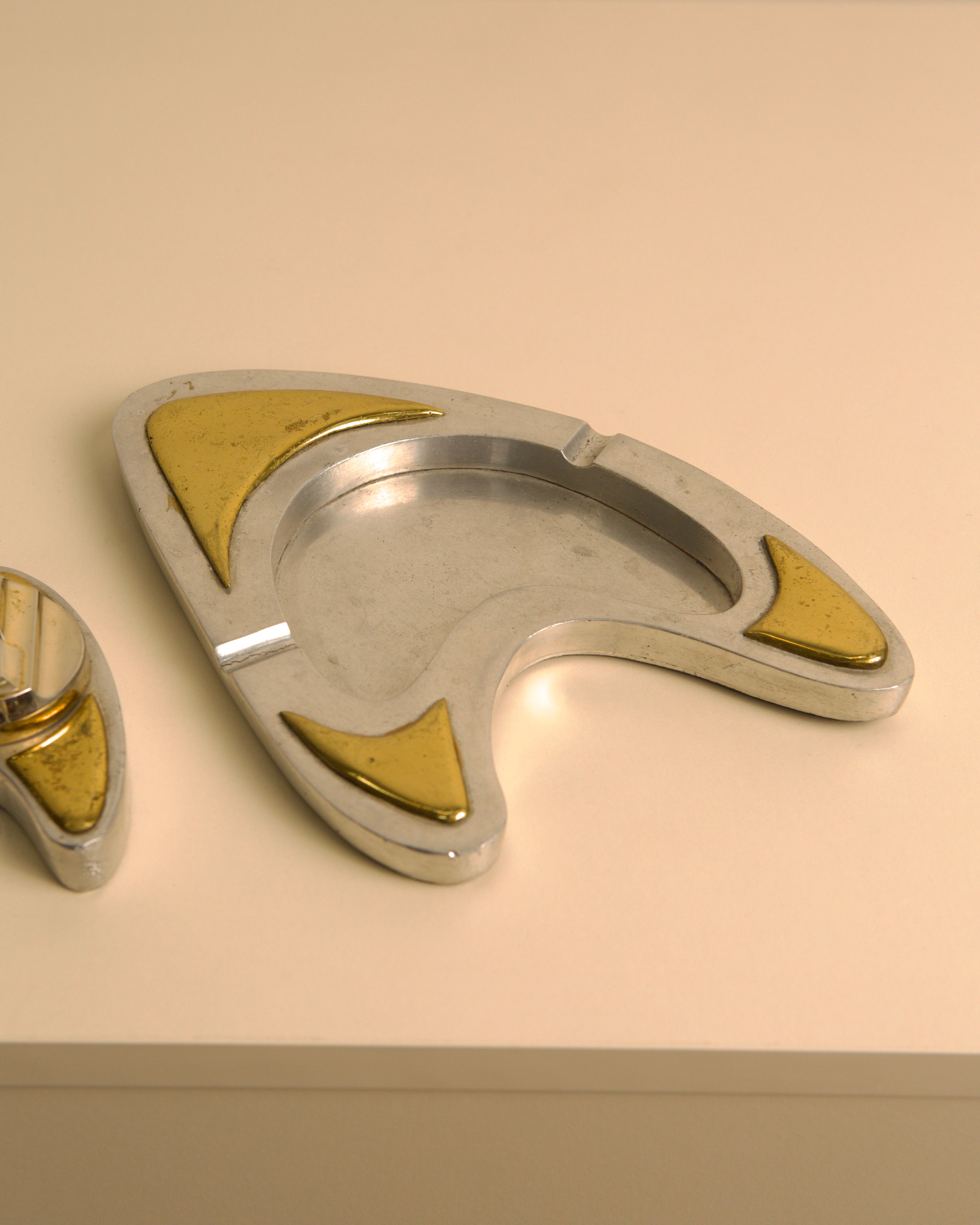 Ensemble de cendrier et briquet des années 60