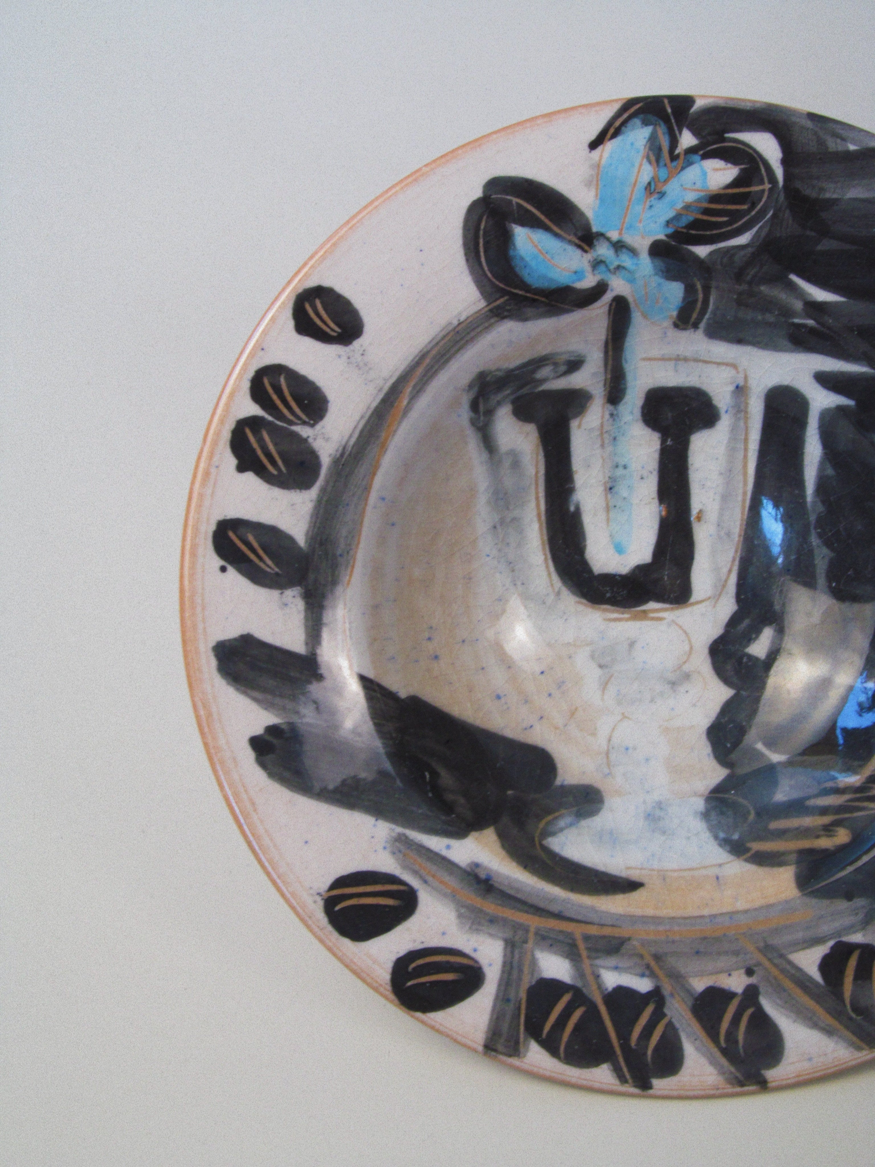 Bowl by El Bocal Venezia — close-up of hand-painted ceramic design