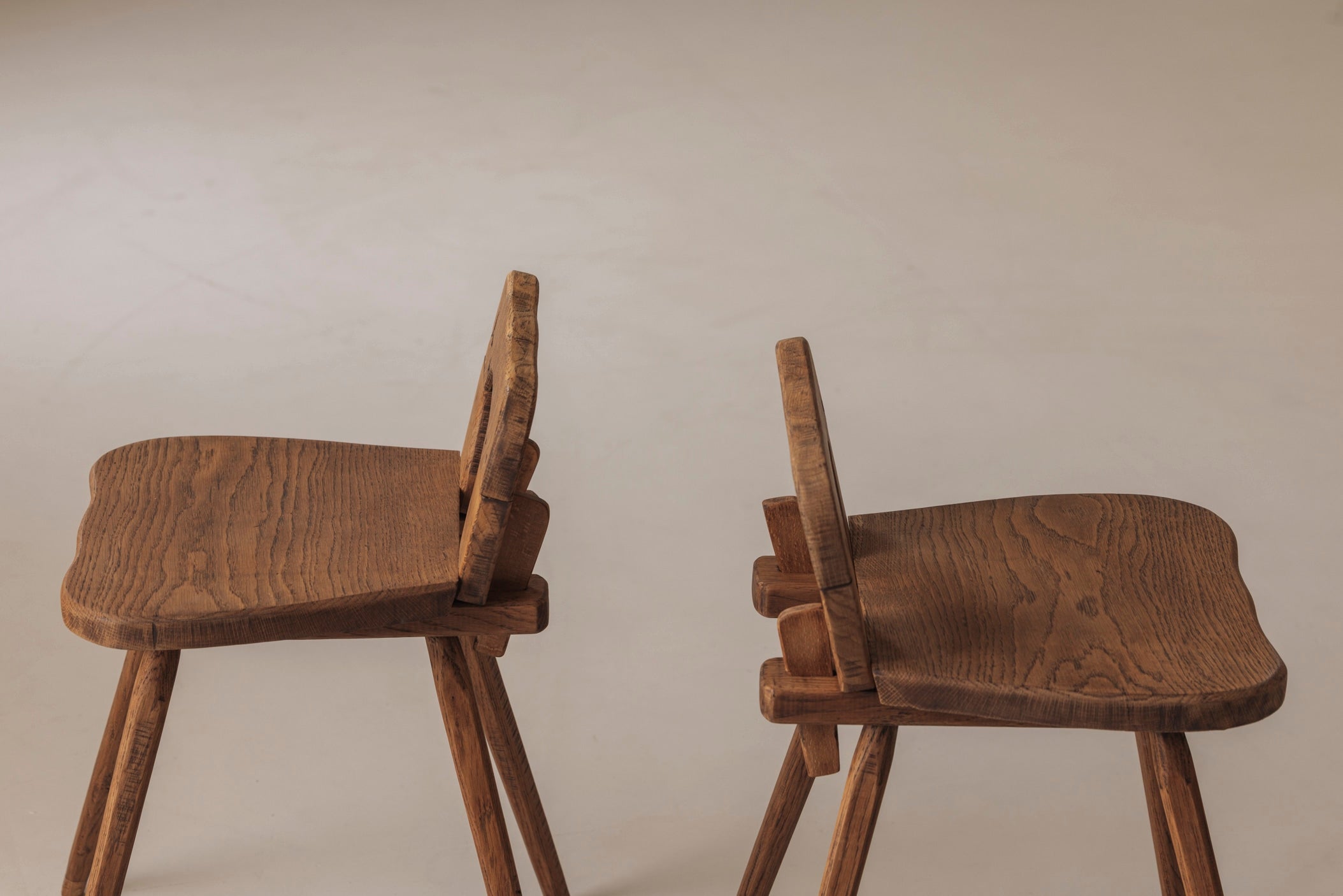 Sculptural pair of French solid oak side chairs from the 1950s — view 10