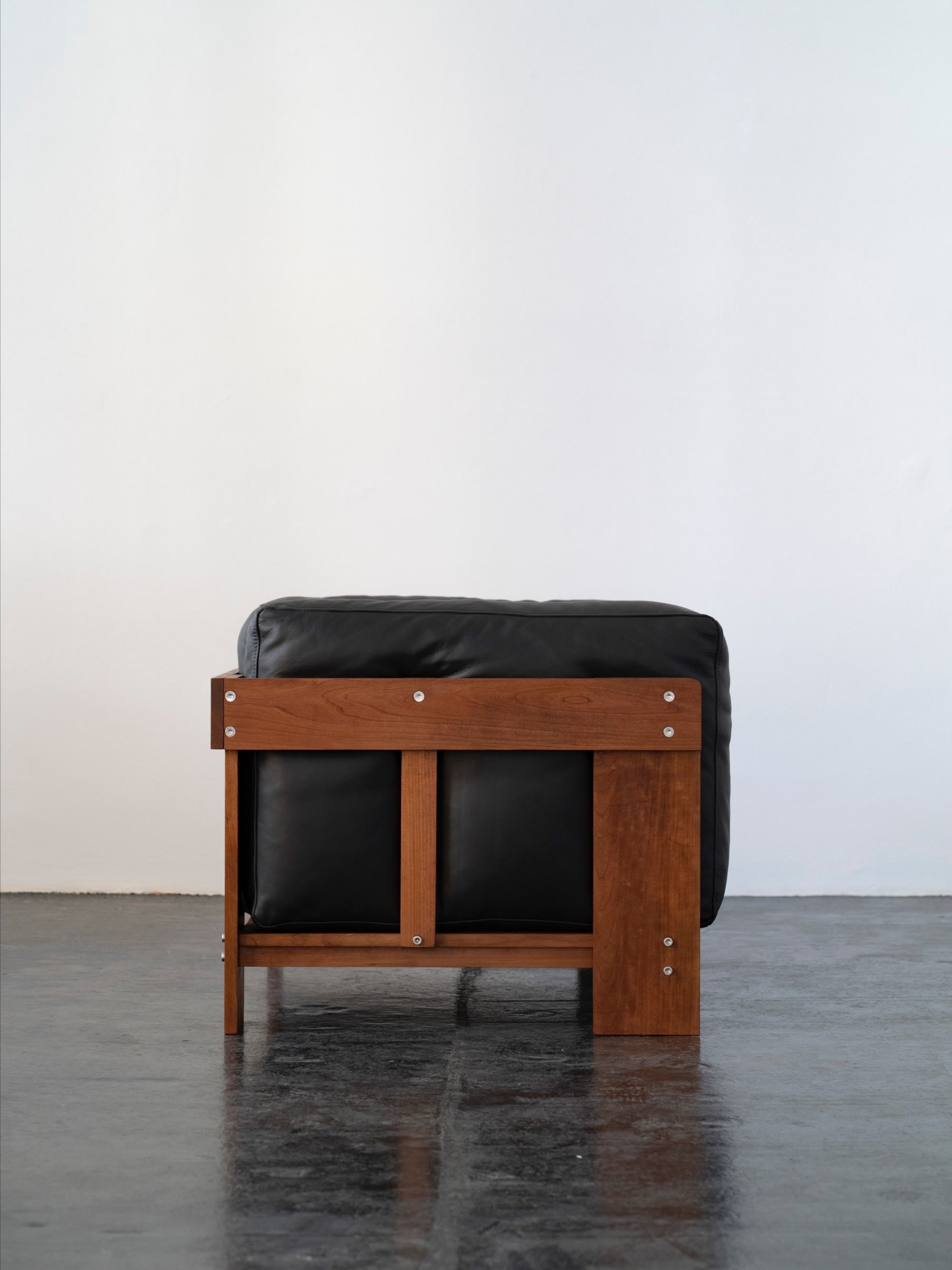 Overlap Lounge Chair | DN_S2503 — side view showing black leather and wooden frame