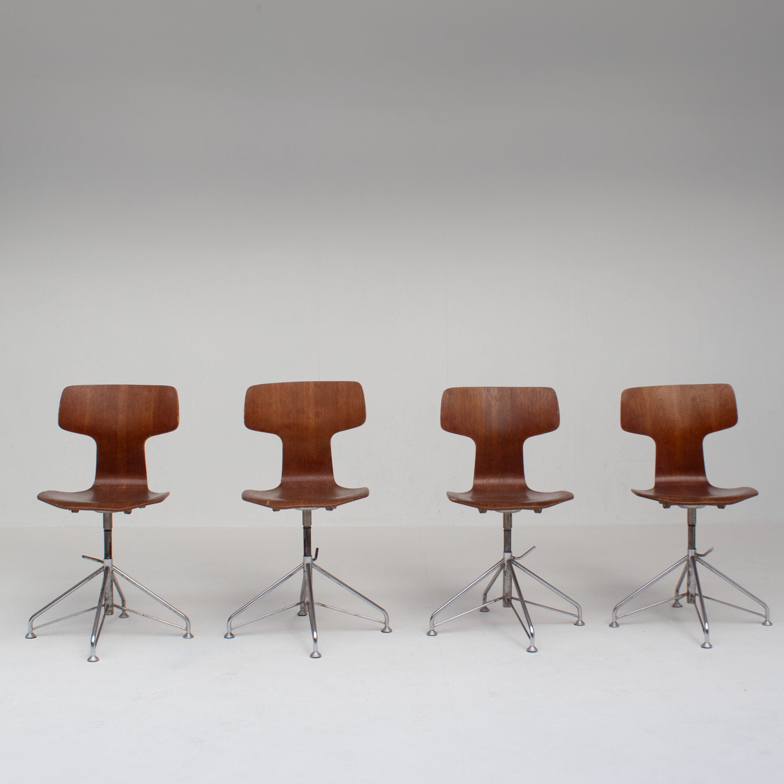 Set of 4 Arne Jacobsen Chairs by Malata Antwerp | The Oblist