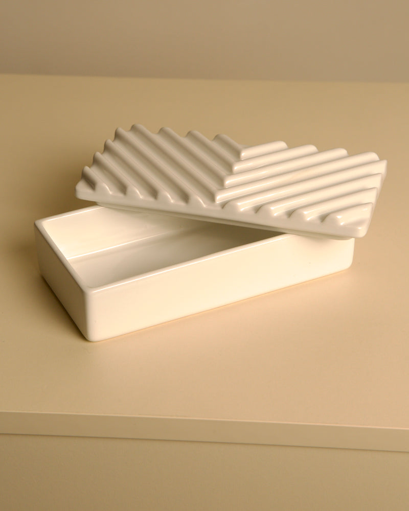 Rectangular Italian box in white ceramic by Sicart, 1970s — close-up of ridged lid detail