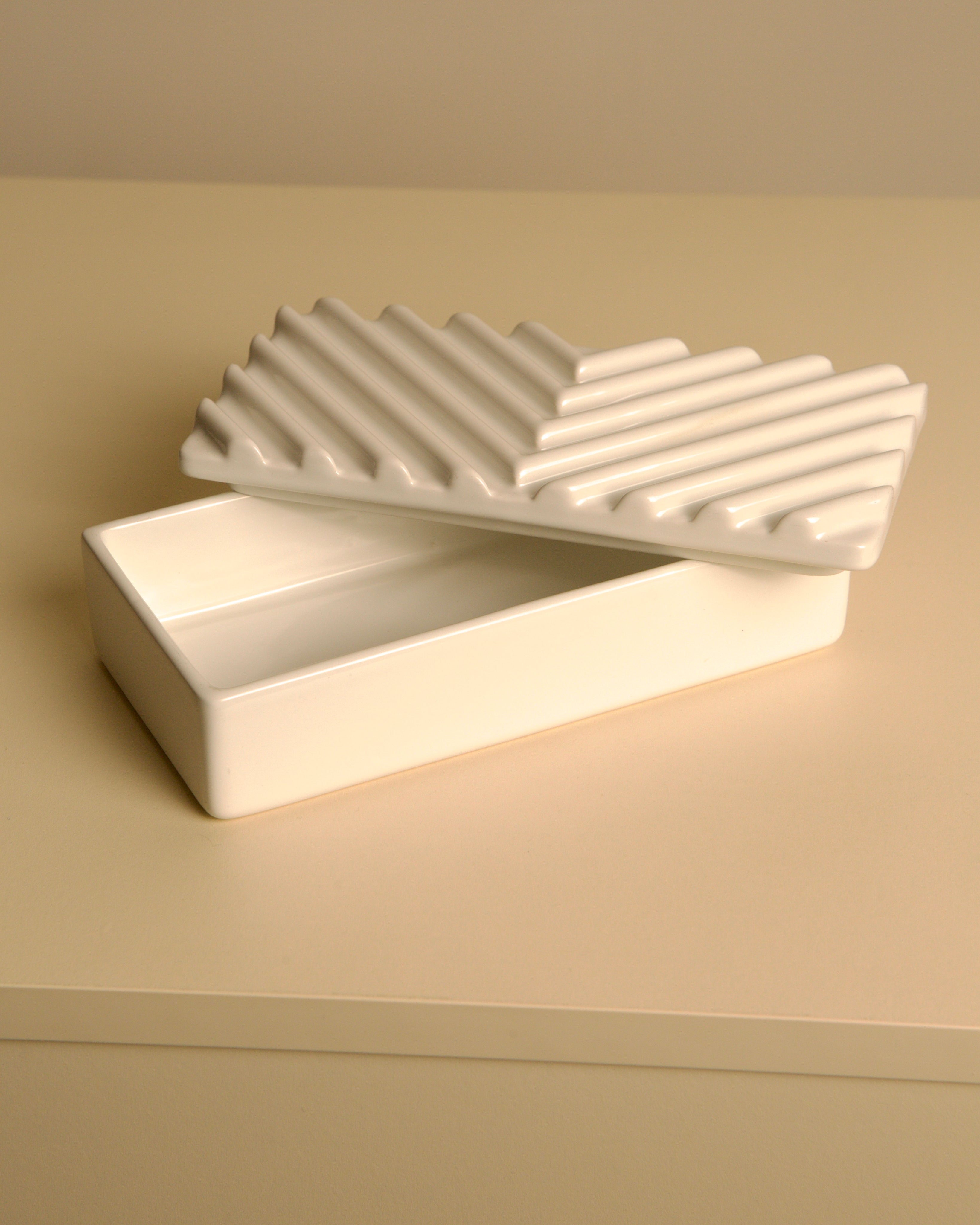 Rectangular Italian box in white ceramic by Sicart, 1970s — close-up of ridged lid detail