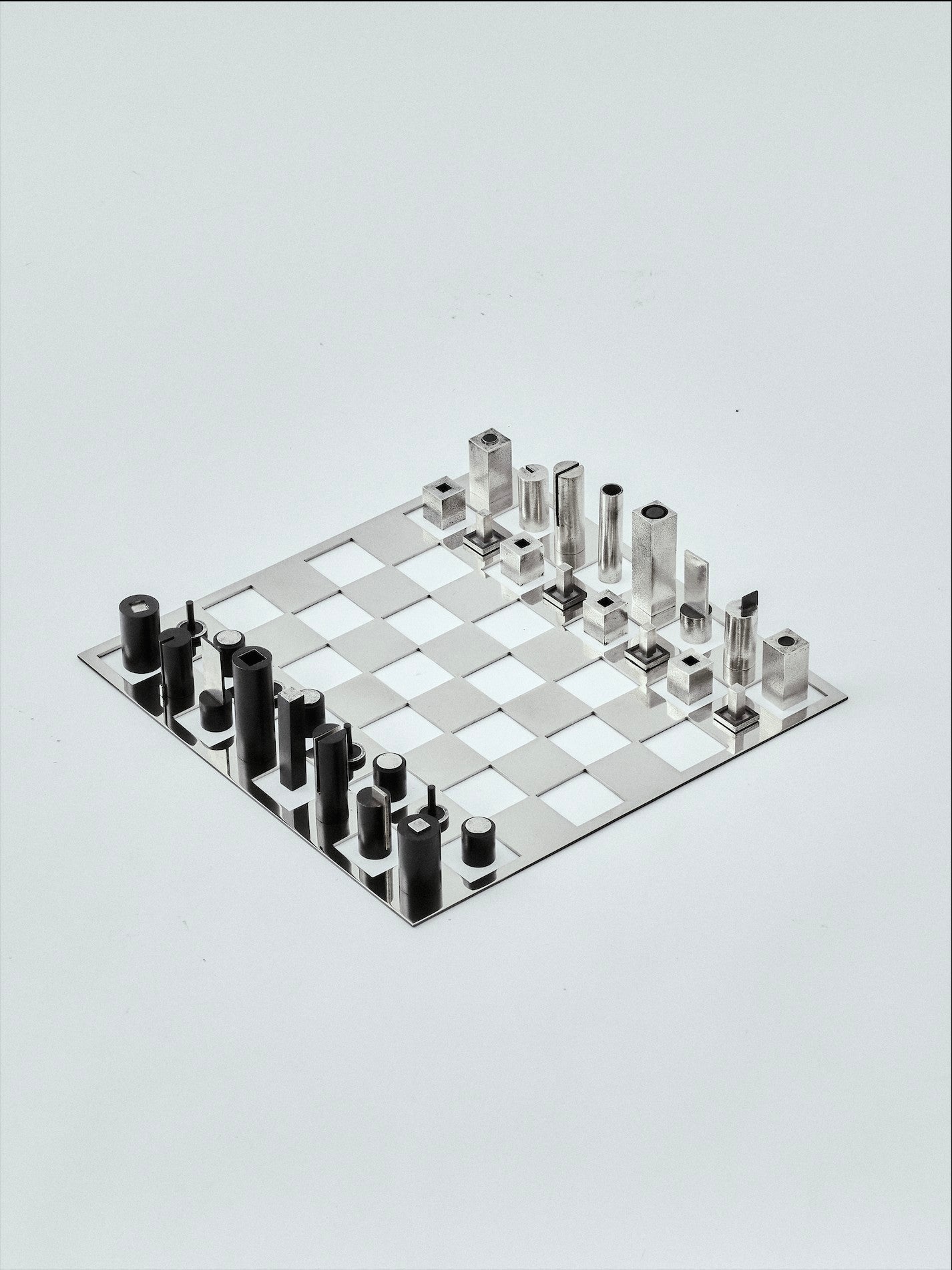 Echiquier “Verso” - Precious Chess Set made of patinated and white Bronze — side angle