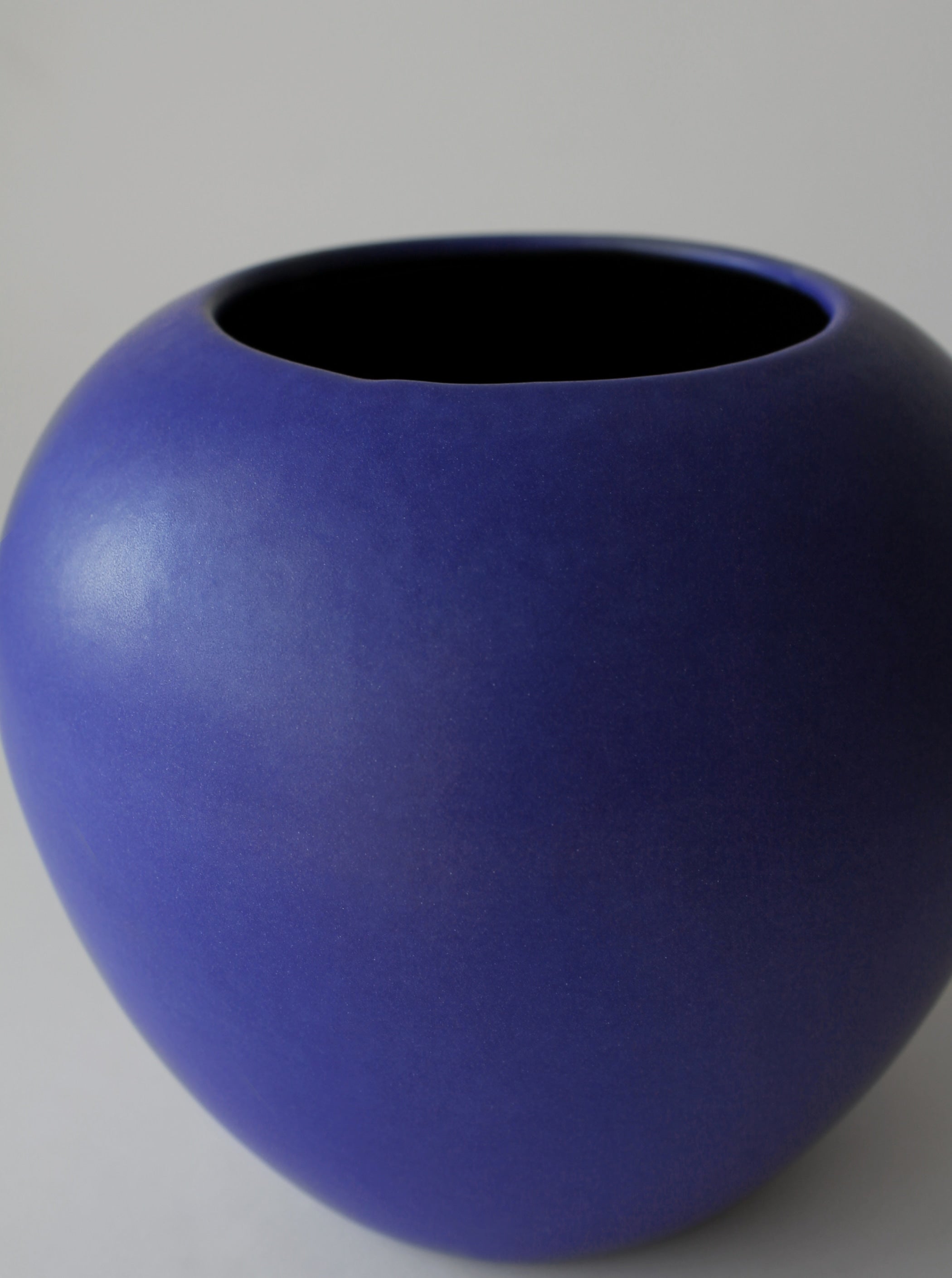 Vase en céramique bleu cobalt mat des années 60 allemand