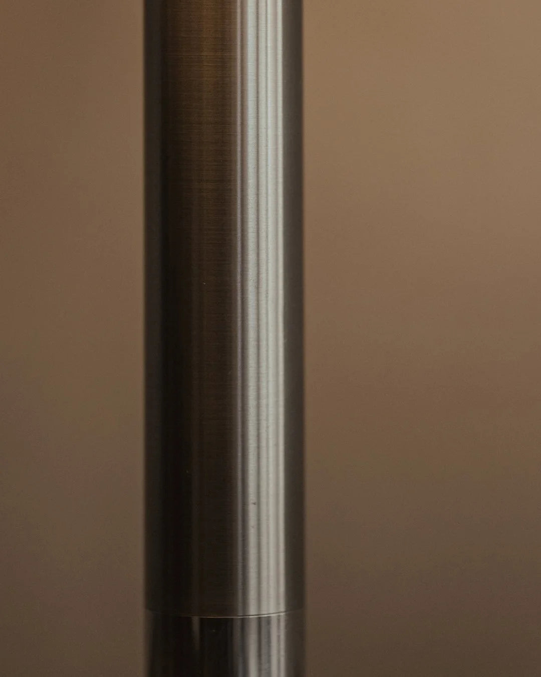 Lampe en aluminium brossé - Belgique XXe siècle