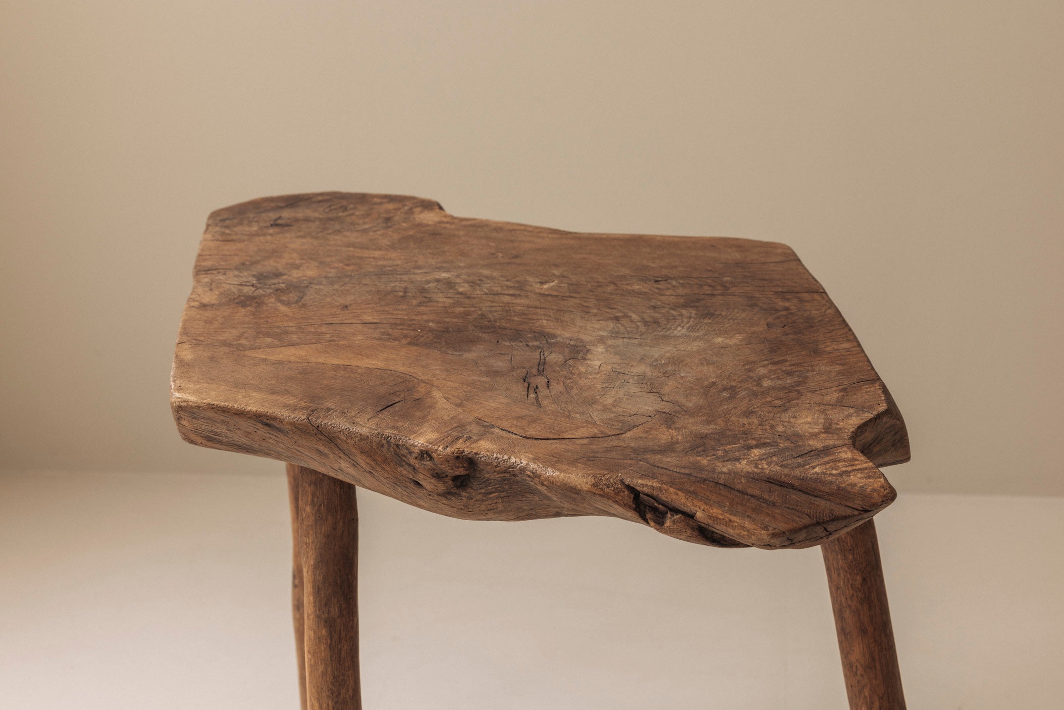 Sculptural French tripod side table in solid elm dating from the 1950s. — alternate view