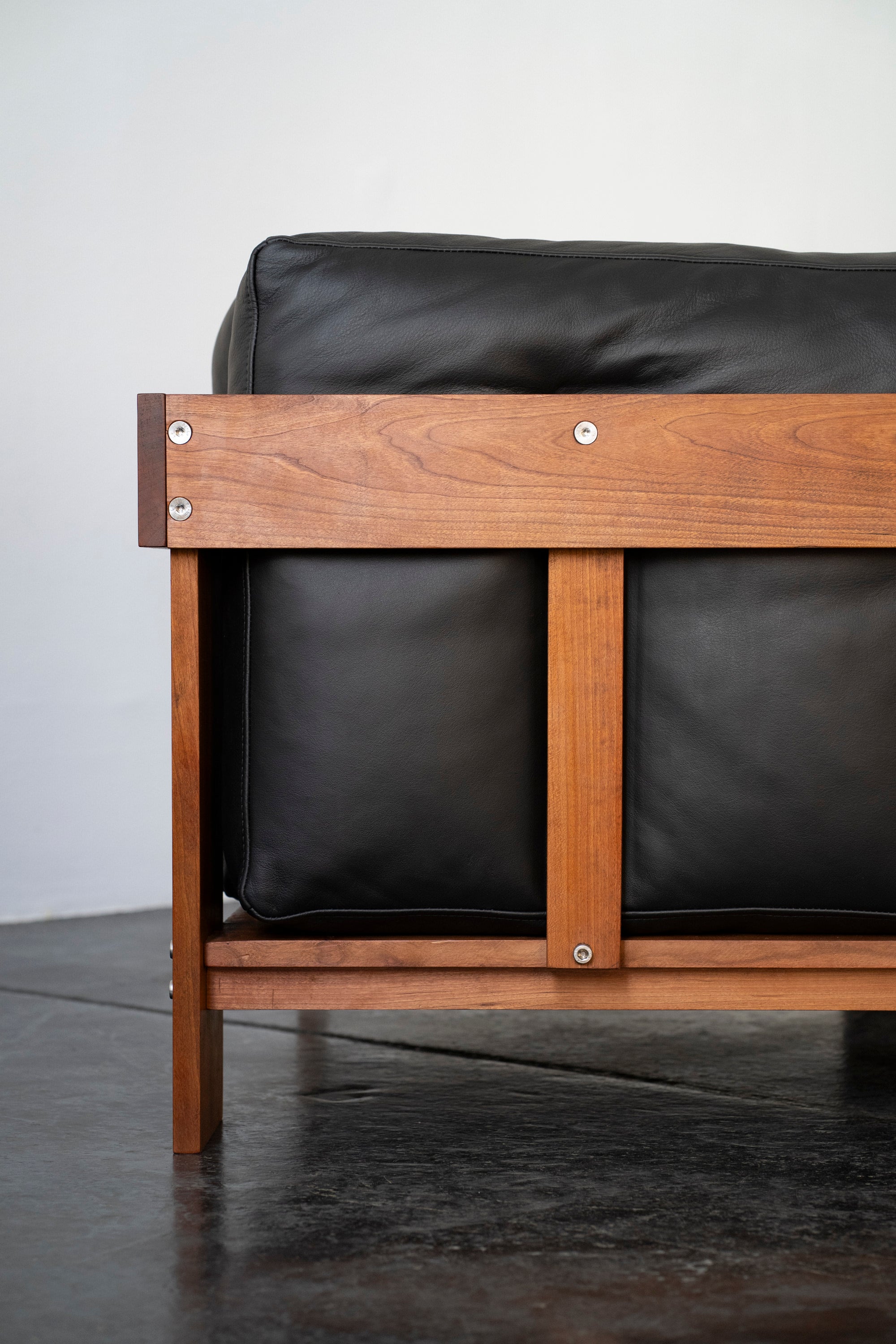 Overlap Lounge Chair | DN_S2503 — close-up of wooden frame and leather cushion