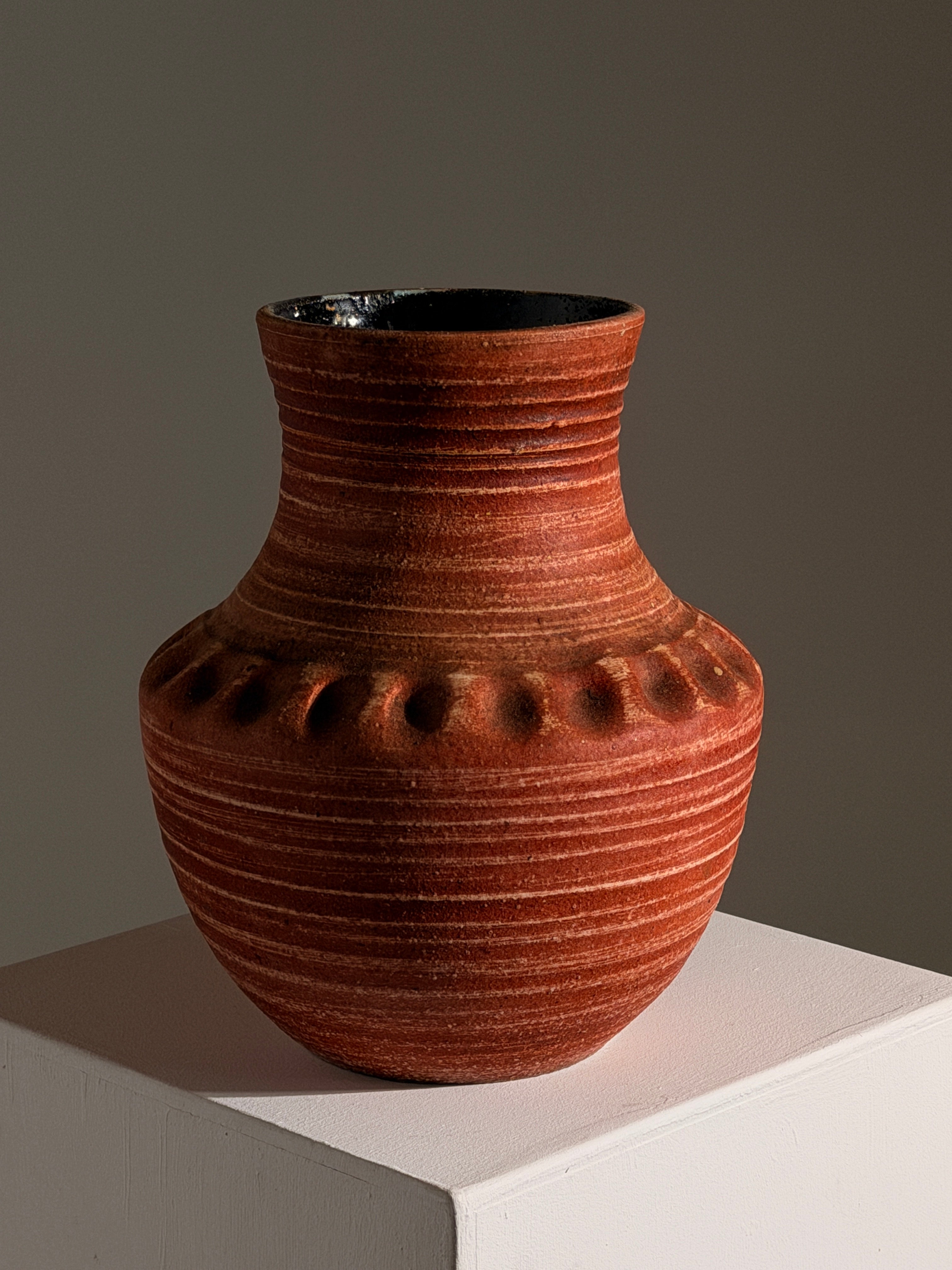 Rare "Gauloise" vase by Les Potiers d'Accolay, circa 1960 by Figuresdesign | The Oblist