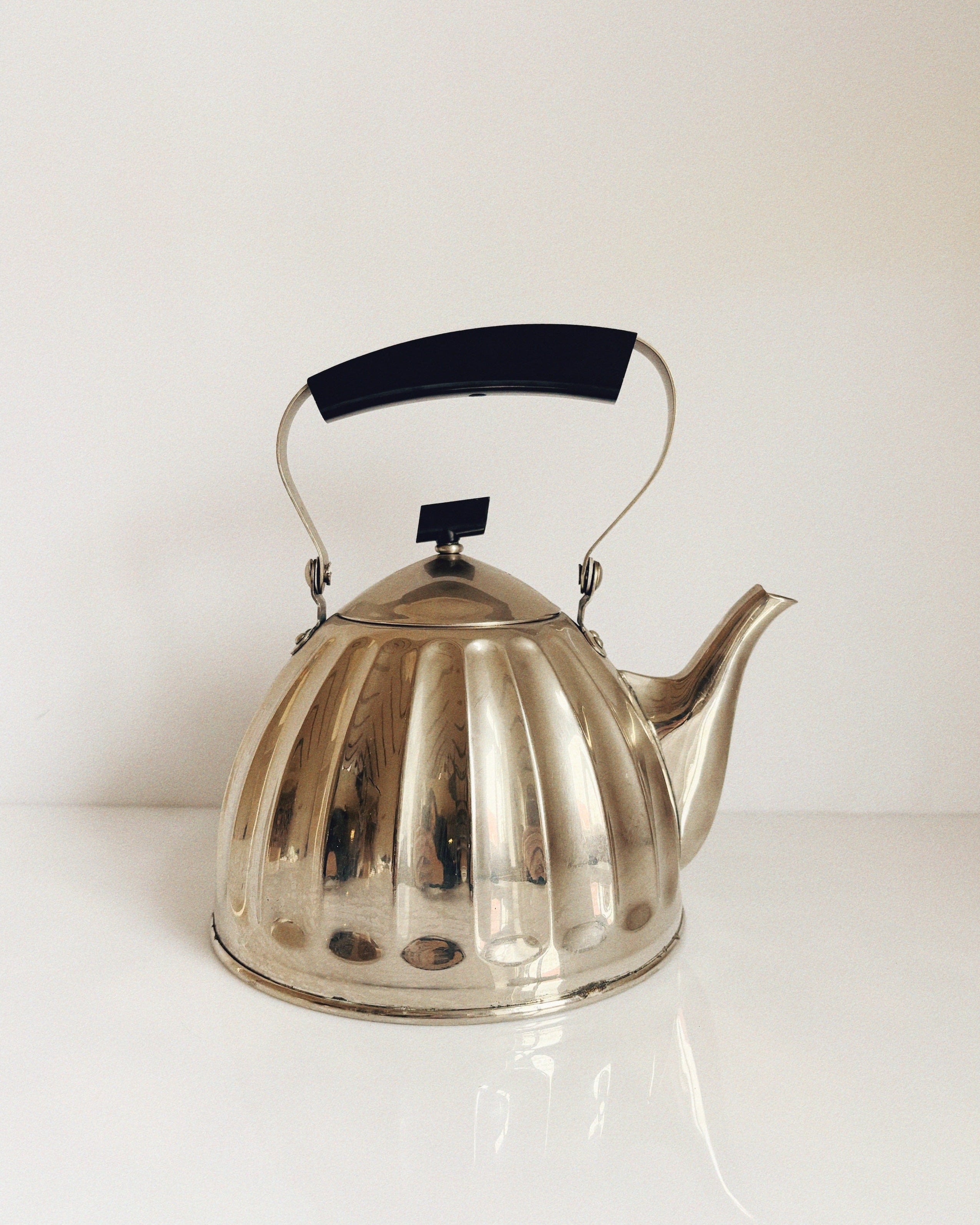 Bouilloire en métal de style mi-siècle avec poignée en bakélite, Gusev Russie