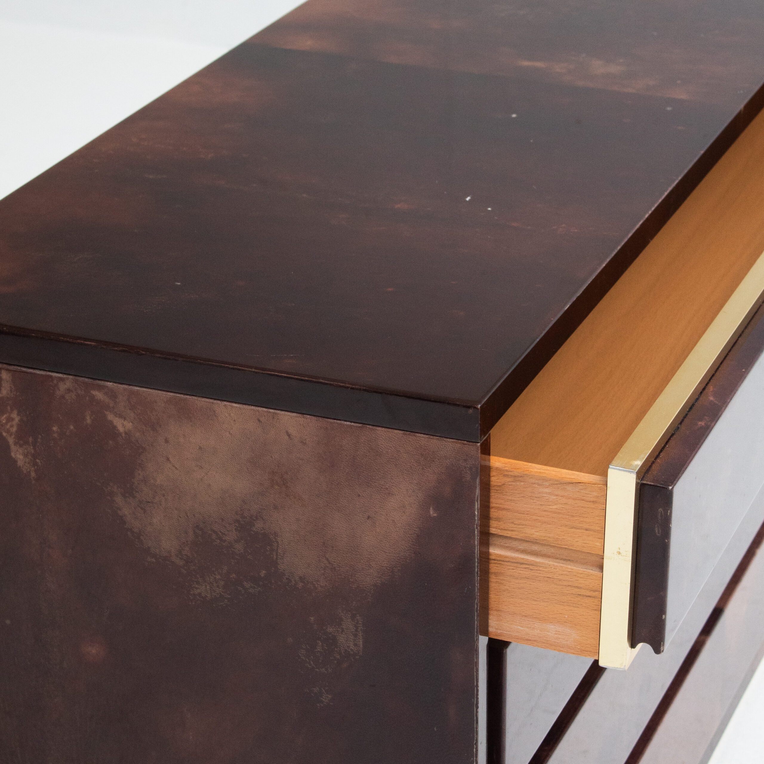 Aldo Tura Cabinet in Brown Lacquer with Brass Details — close-up of brown lacquer finish and brass handle
