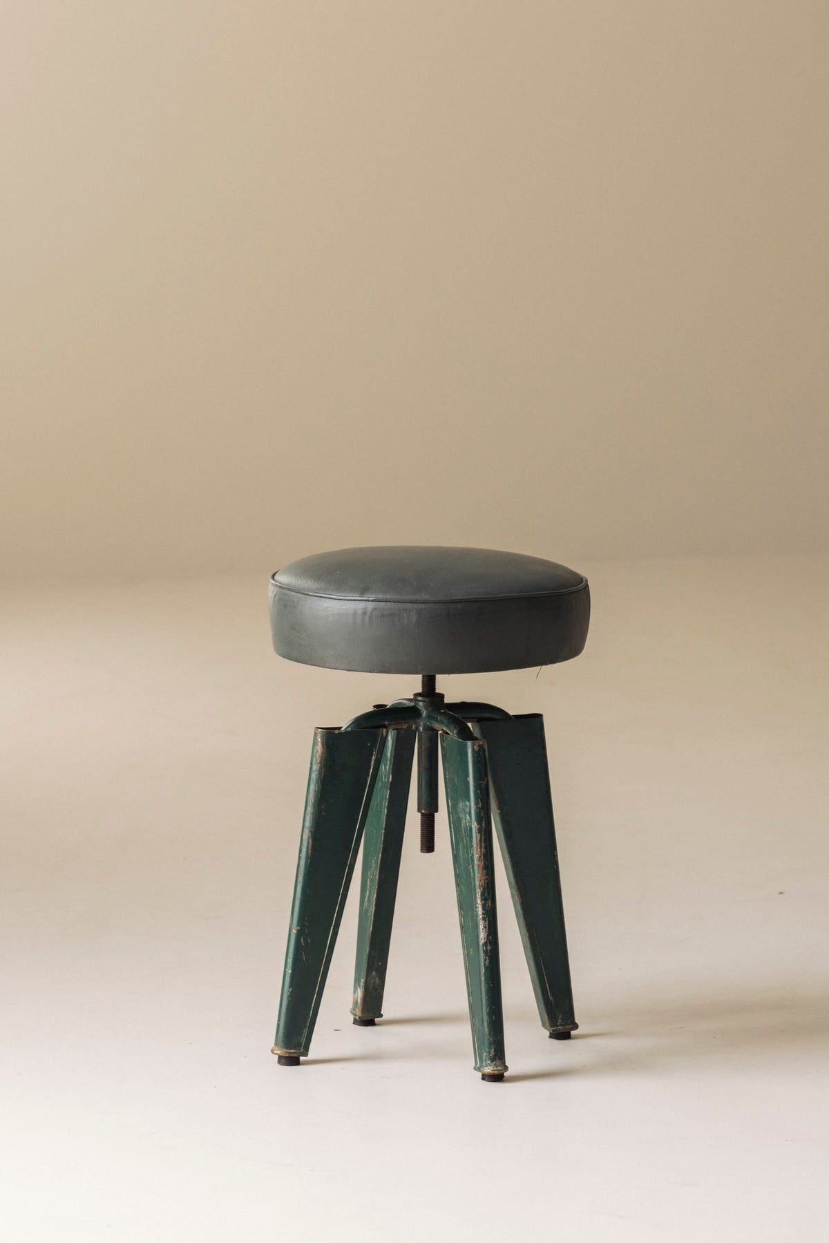 Highly collectible Clémenceau stool by Domin & Genevrière, Maison Dominique 1957 — detail view