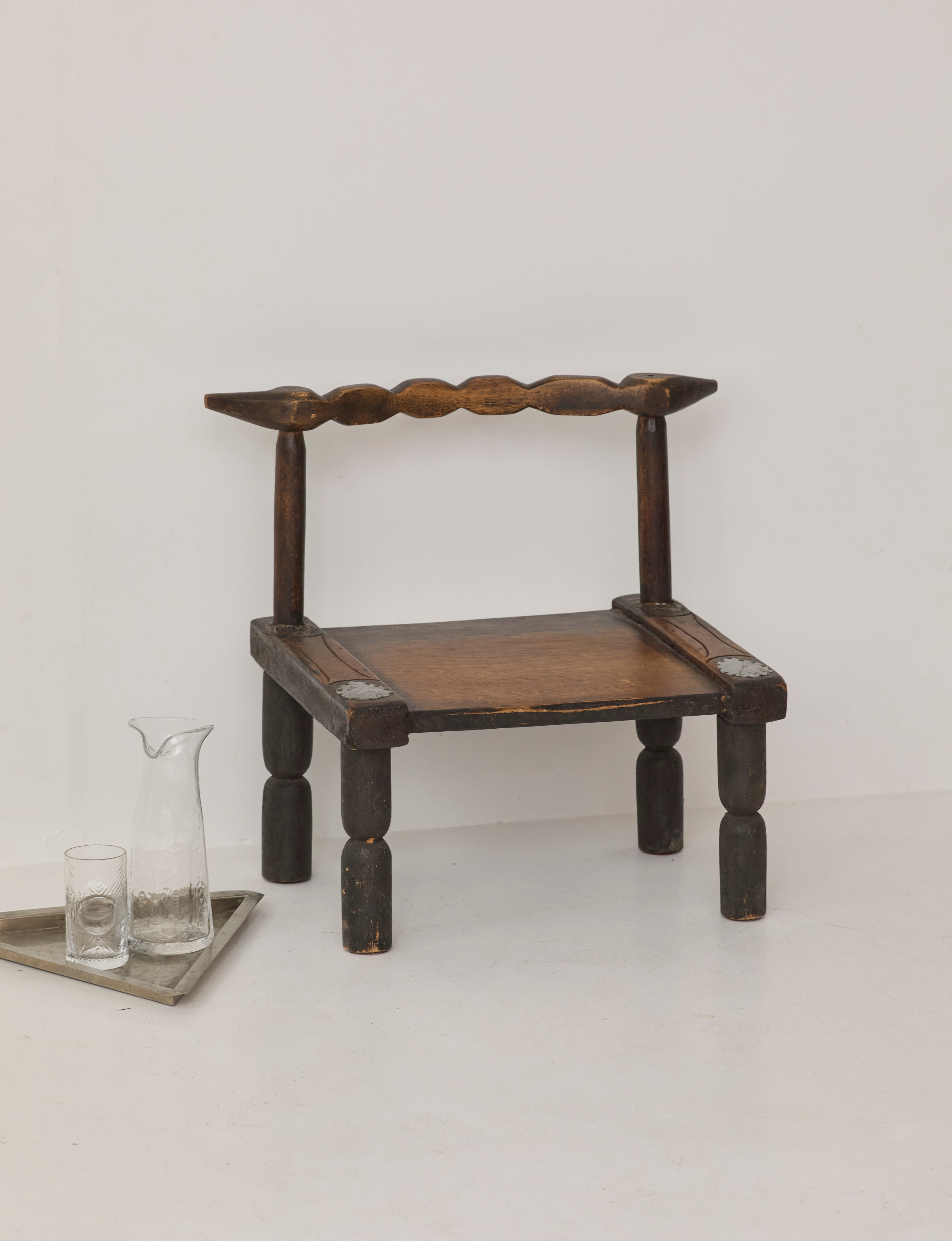 Small artisanal vintage West African chair "Baoulé" in solid wood C. 1960 — detail view