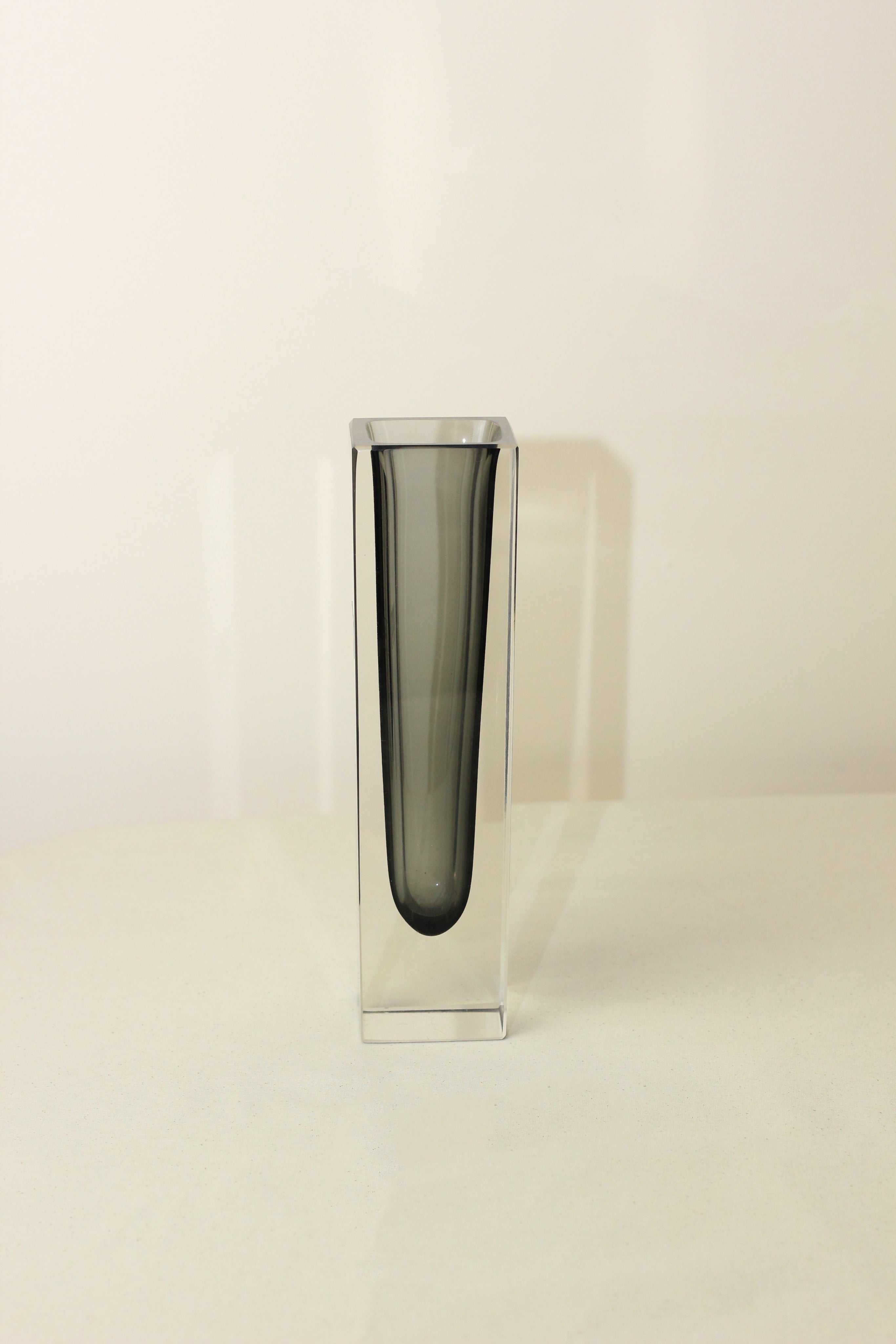 JARRÓN MURANO SMOKE — close-up of smoky glass texture