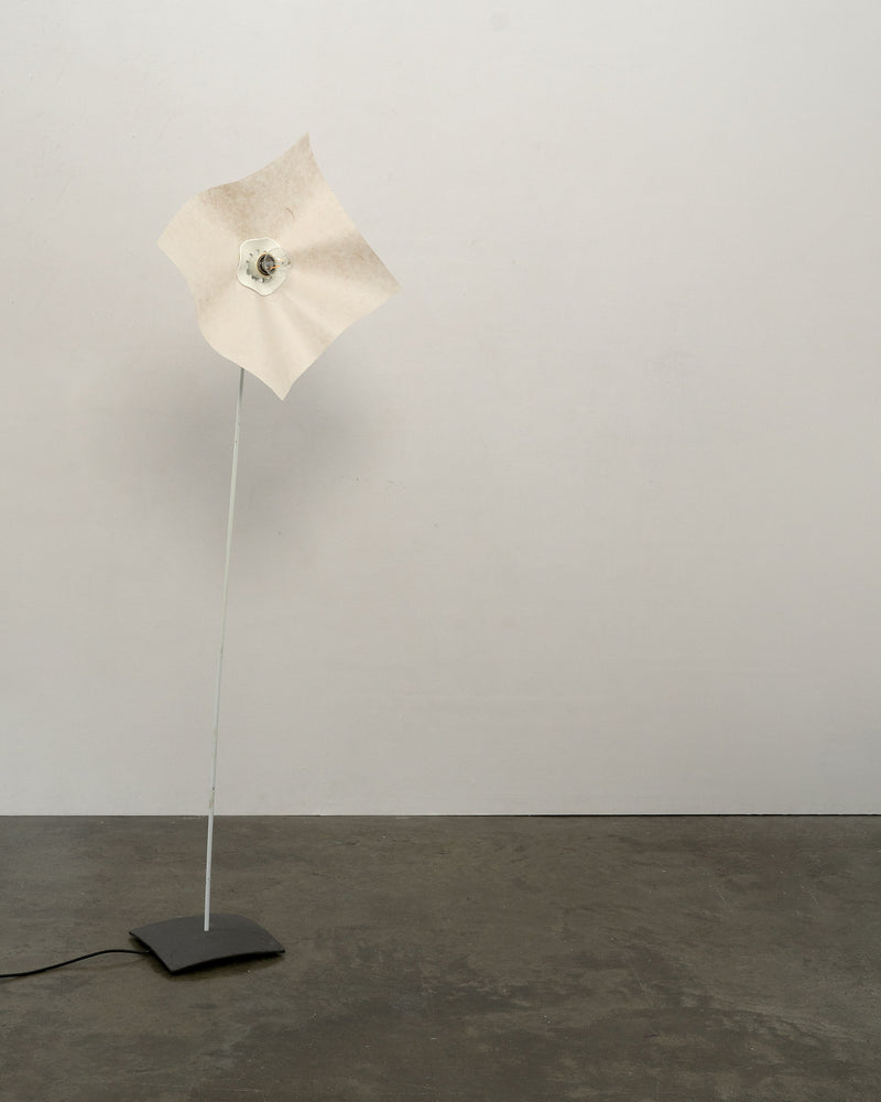 Area 160 floor lamp profile view with white sculptural shade