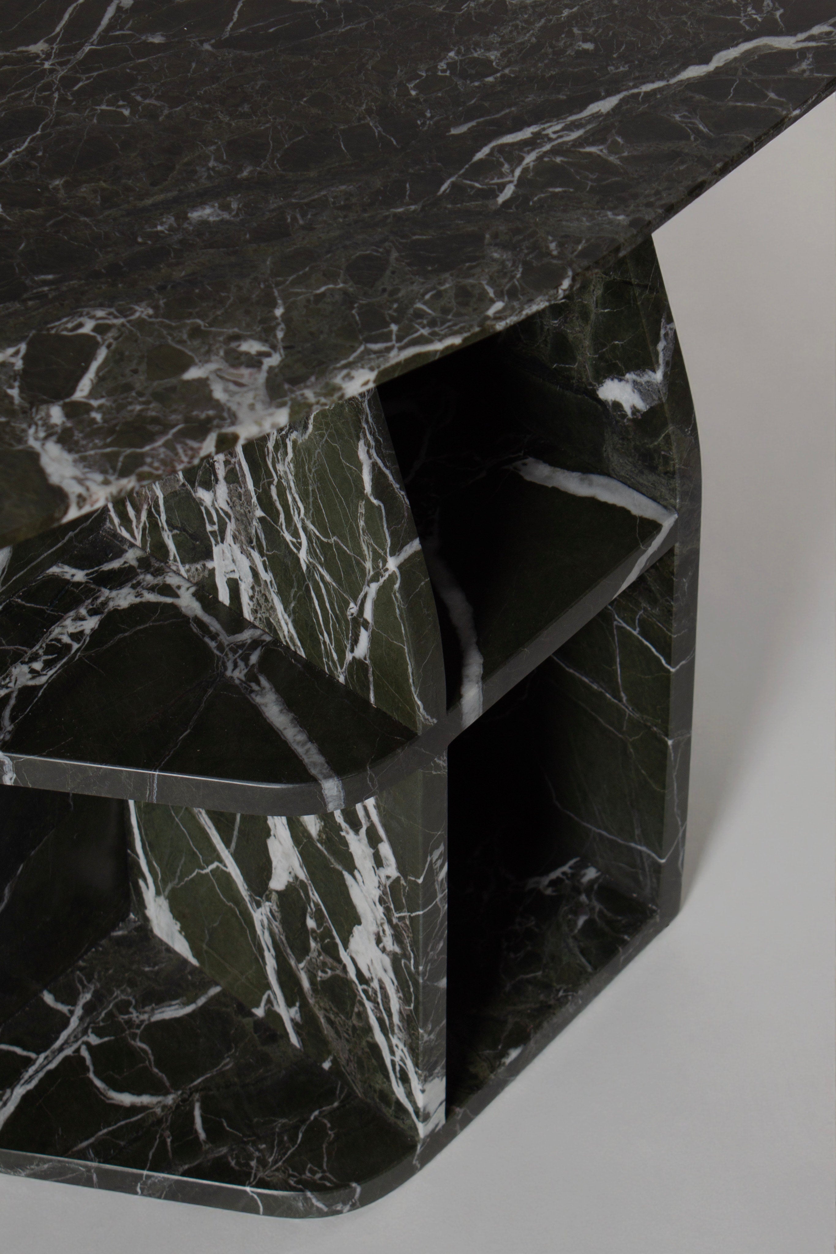MATERA Side table in marble Verde Lepanto — close-up